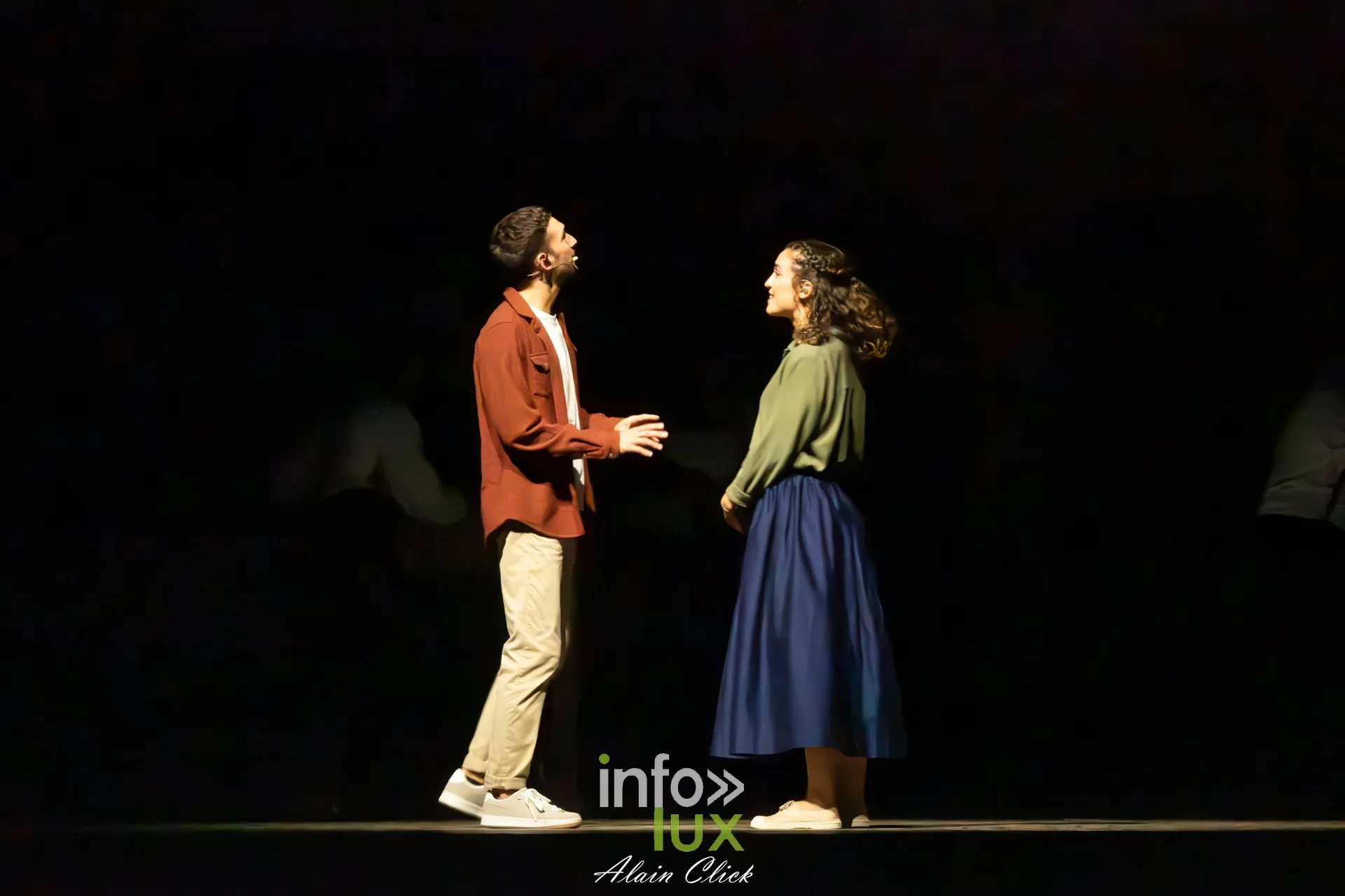 Un couple en tenues du XXe siècle face à face, La Dame de Pierre
