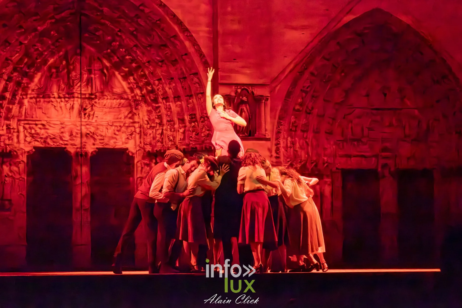 Pyramide humaine des danseurs en rouge, La Dame de Pierre