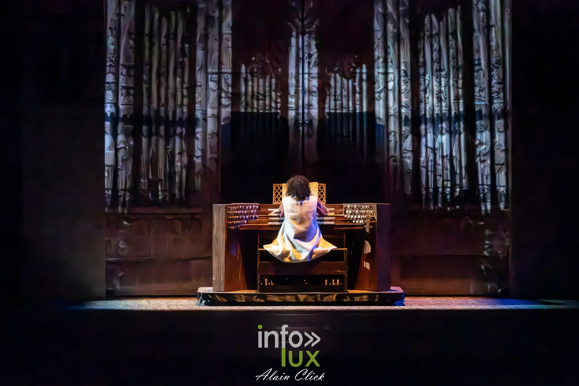 Un musicien à l’orgue projeté au centre de la façade, La Dame de Pierre