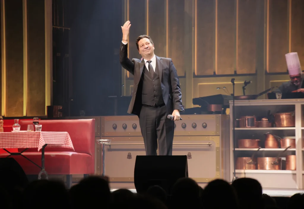Laurent Gerra sur scène lors d’un gala du festival Vous Rire à Liège