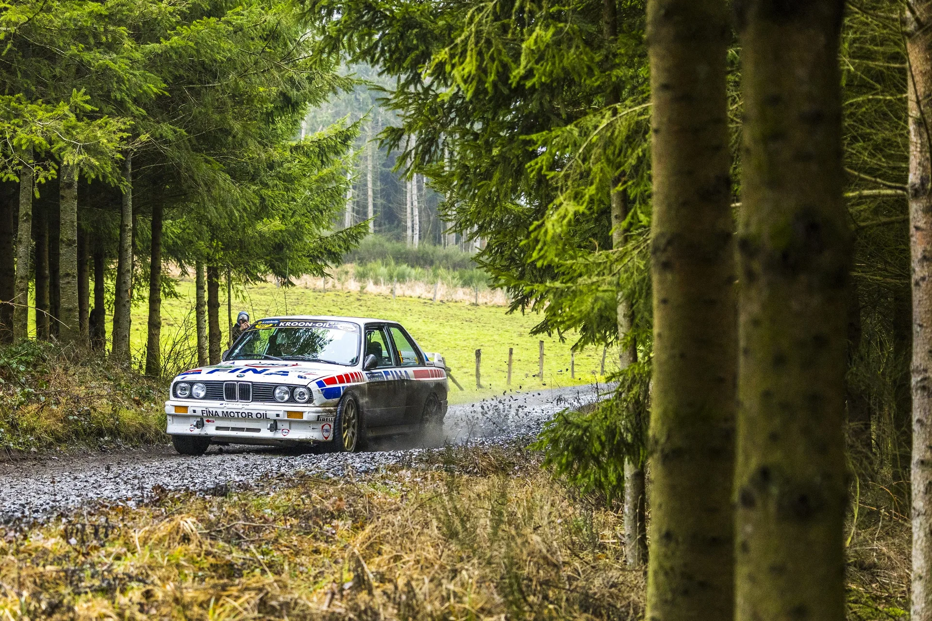 Une BMW M3 de rallye historique sur une route forestière des Ardennes, aux Legend Boucles de Bastogne