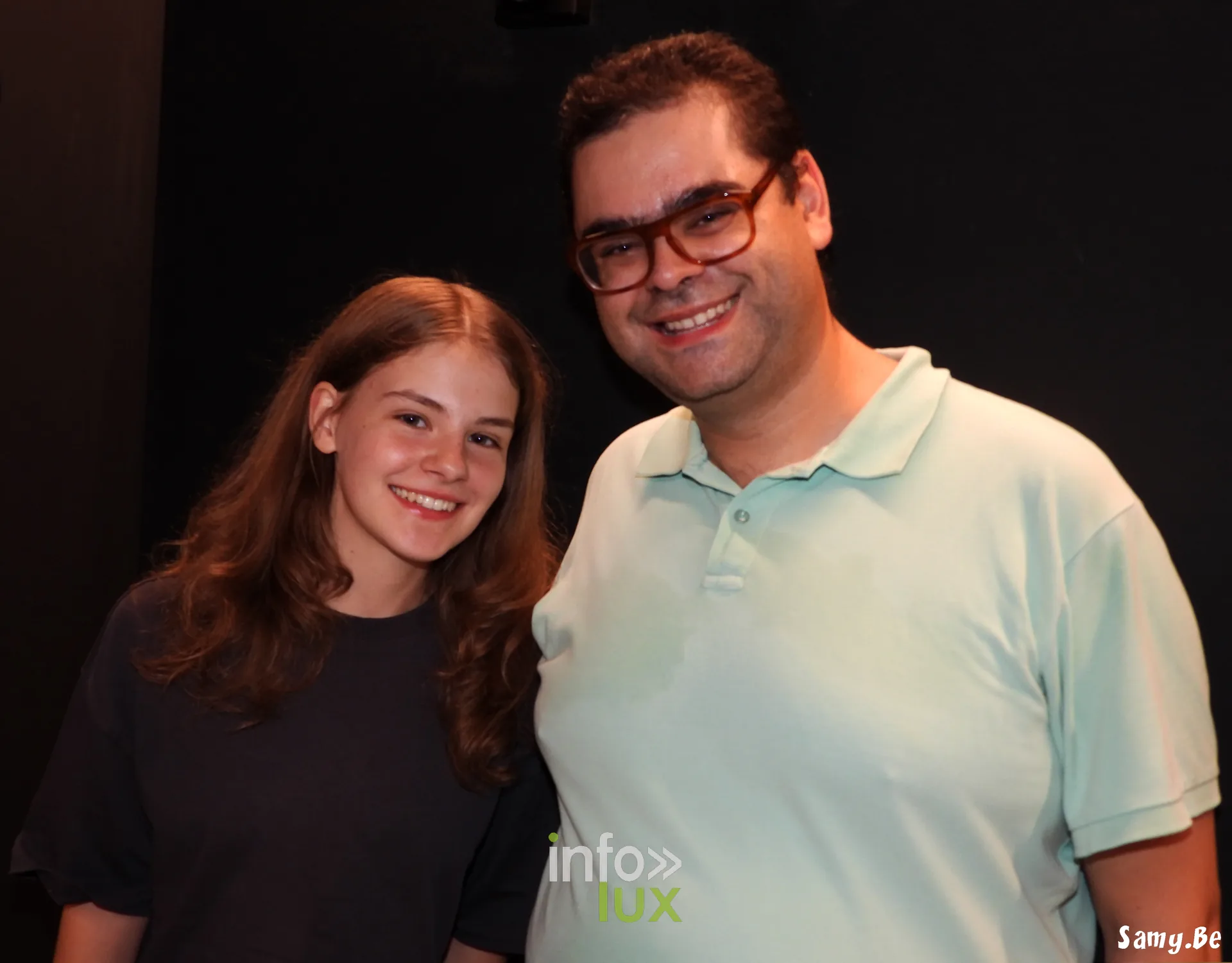 Léontine Clerbois pose avec un spectateur au Plaza Art de Mons