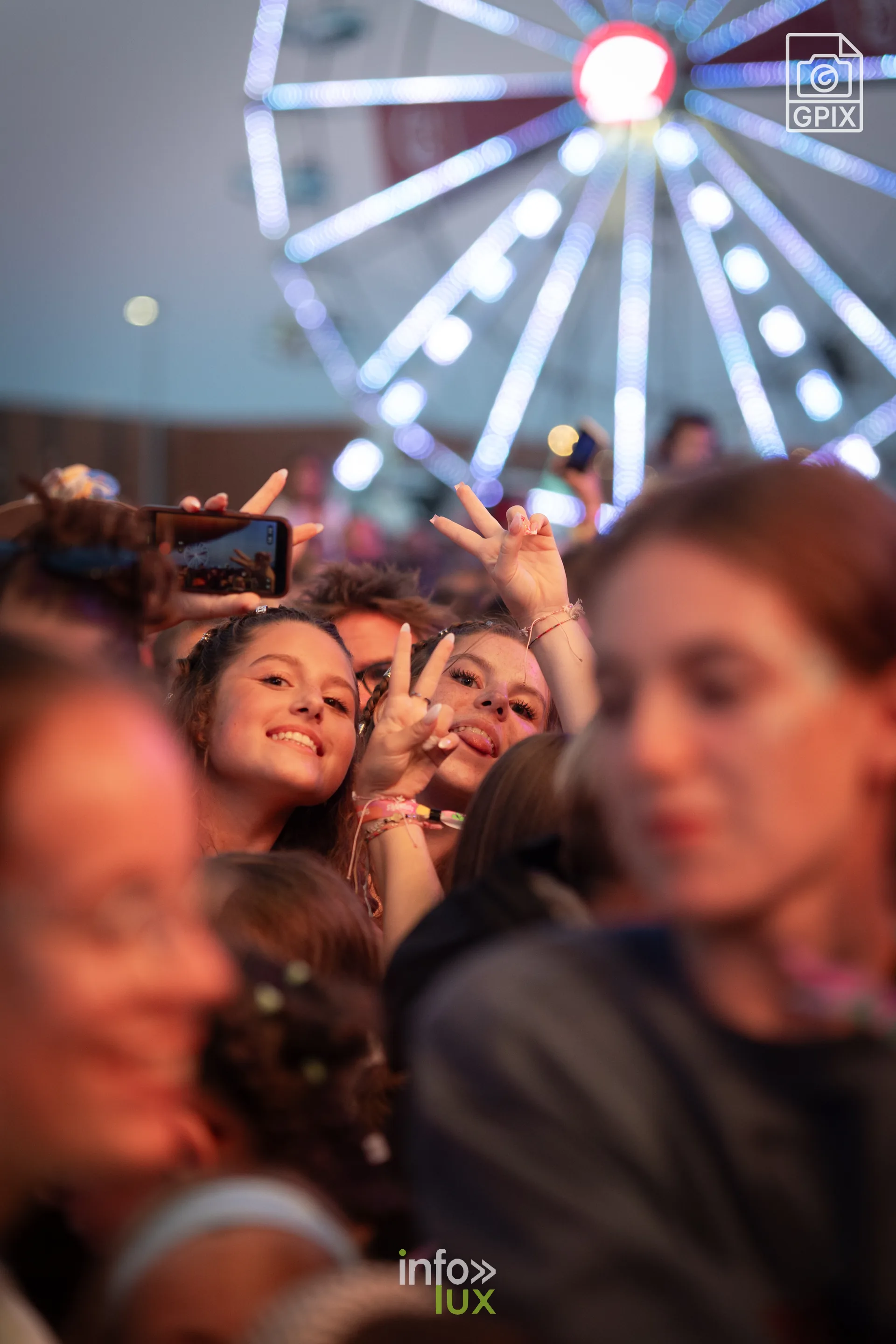 Des festivalières au premier rang devant la grande scène des Solidarités