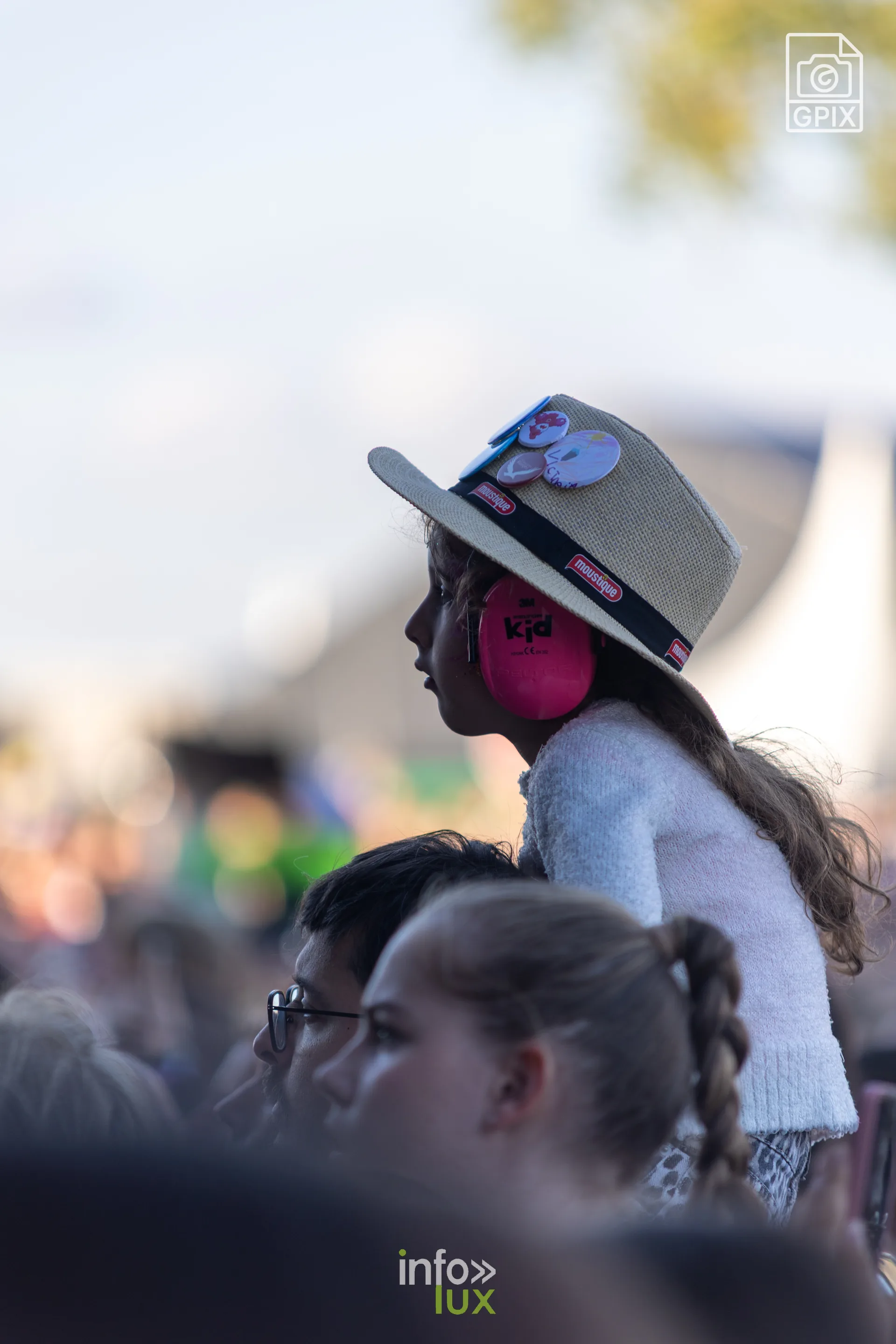 Un festivalier au chapeau dans la foule des Solidarités
