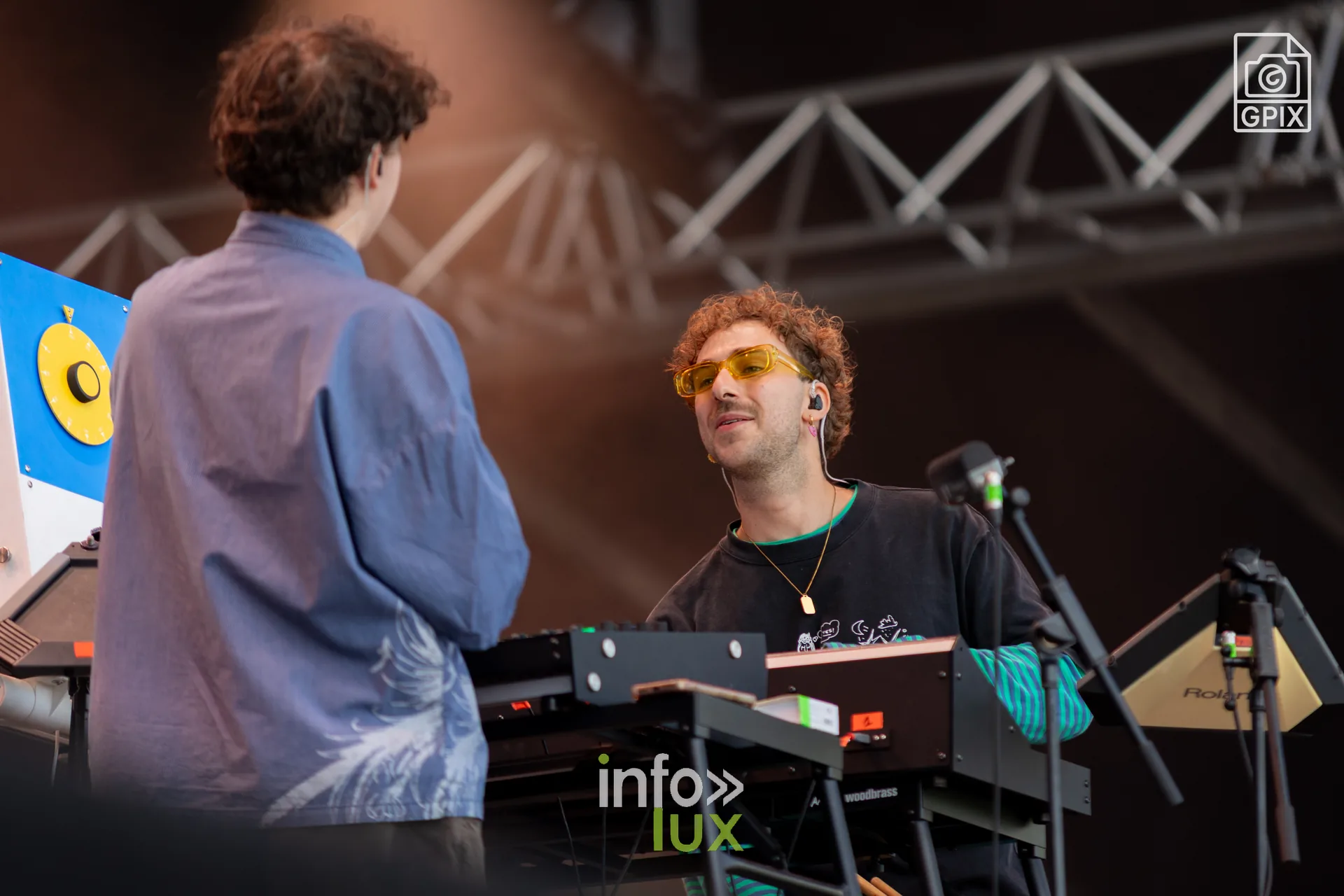 Le duo Bleu Soleil aux claviers sur la scène P&V des Solidarités