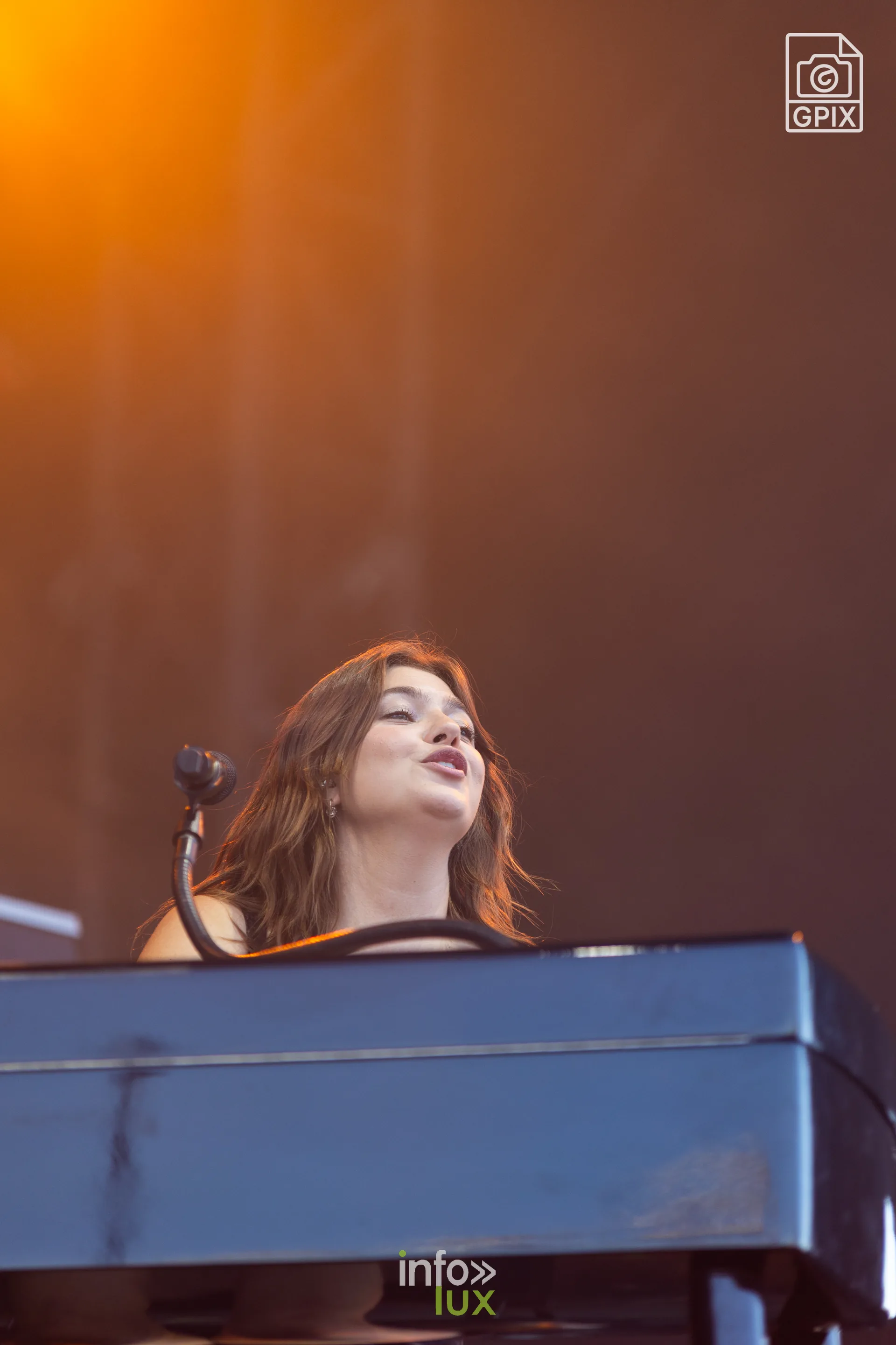 Louane au piano sur la Place des Arts des Solidarités