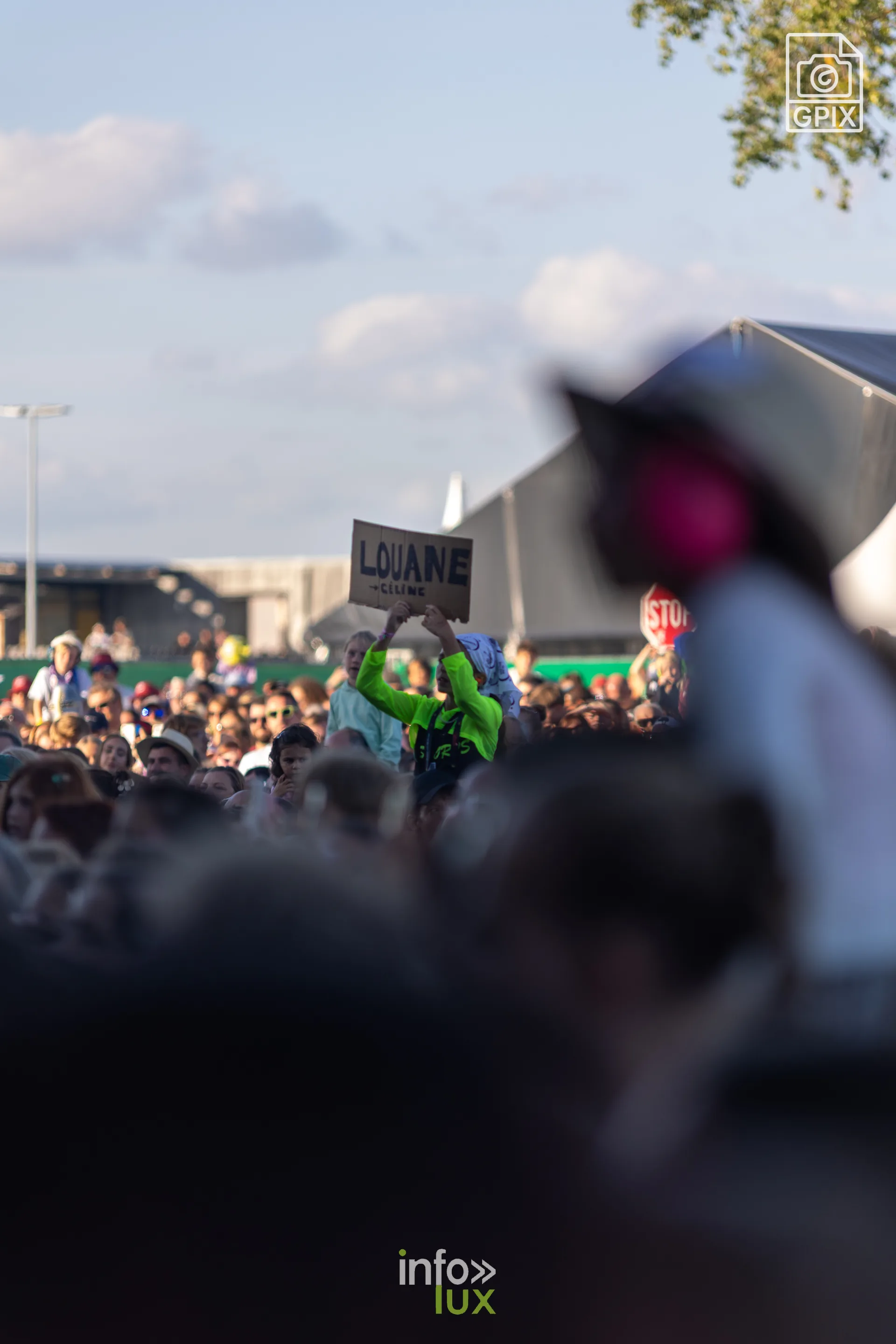 Le public de Louane, bras levés, sur la Place des Arts