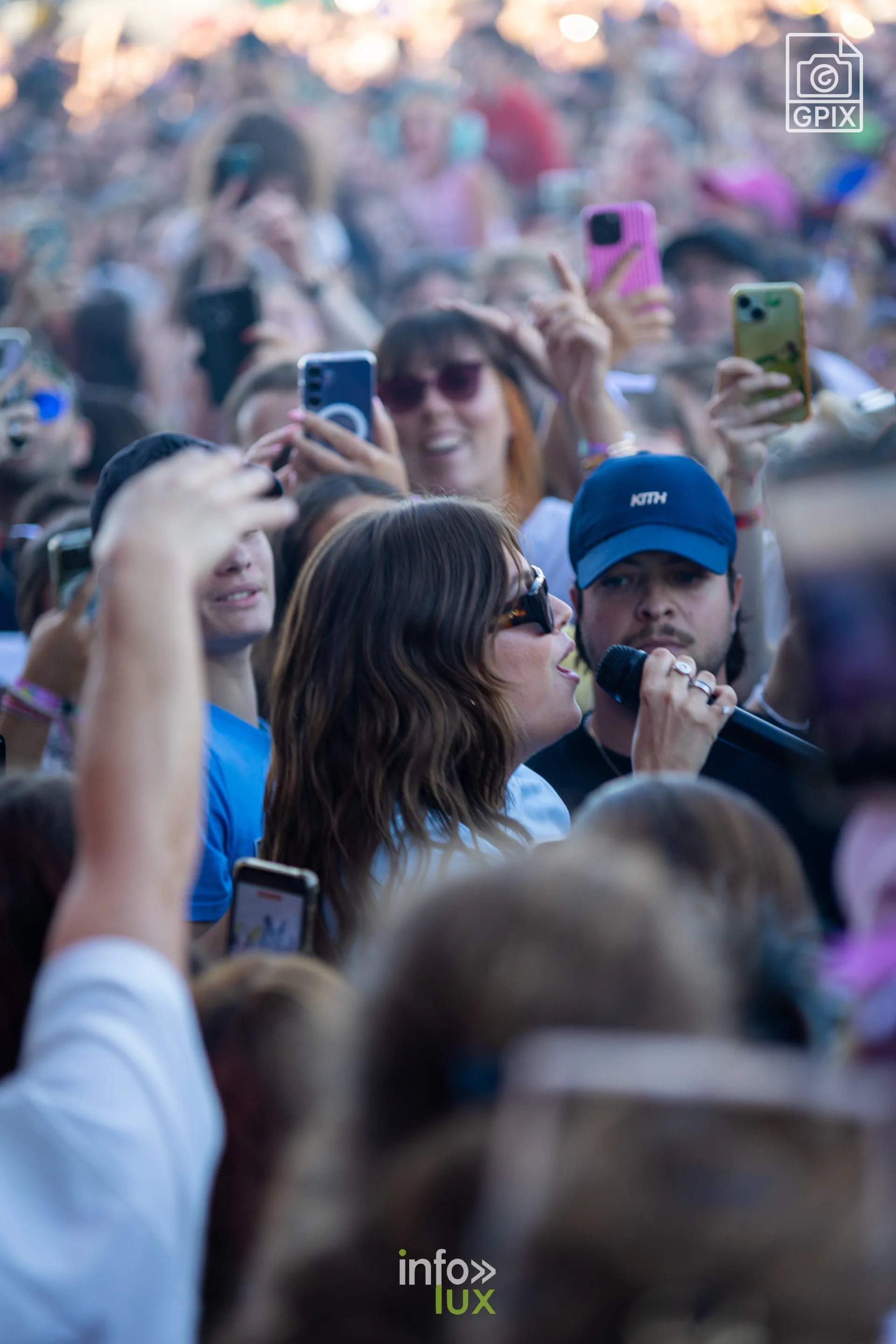 Des fans filment le concert de Louane avec leurs téléphones