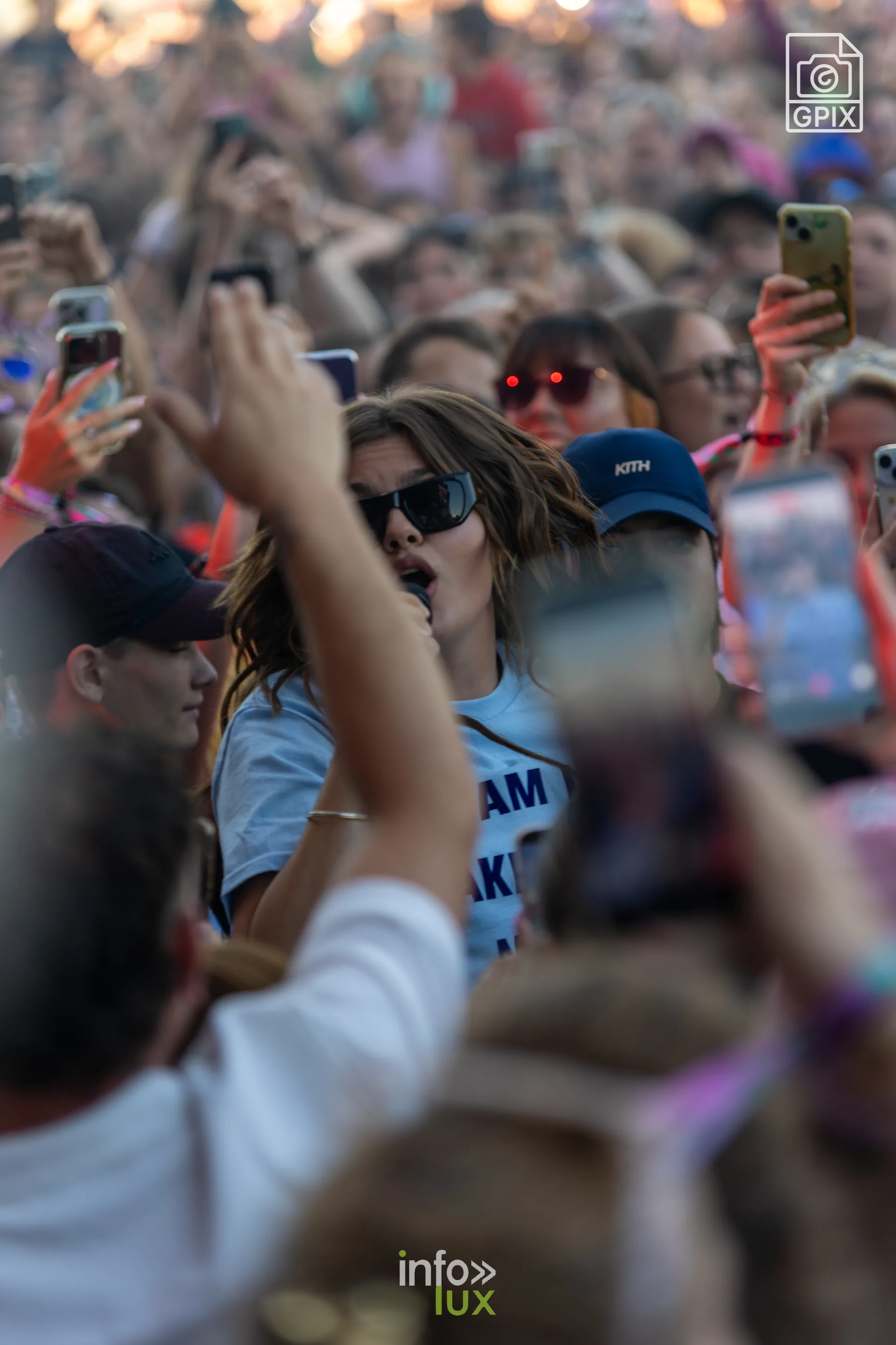 Le public de Louane, téléphones levés, pendant le concert