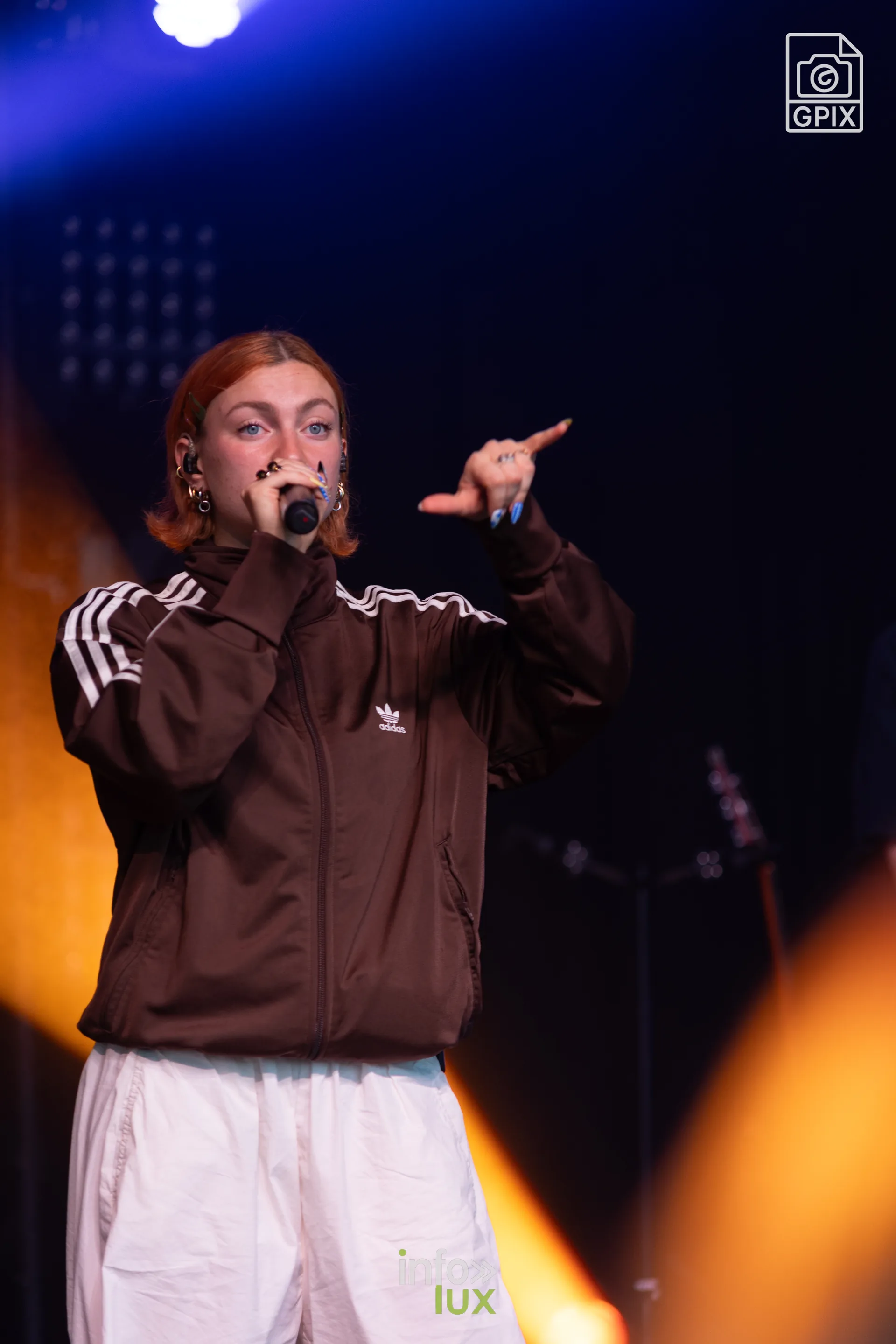 Mado chante au micro sur la scène de l'Escale