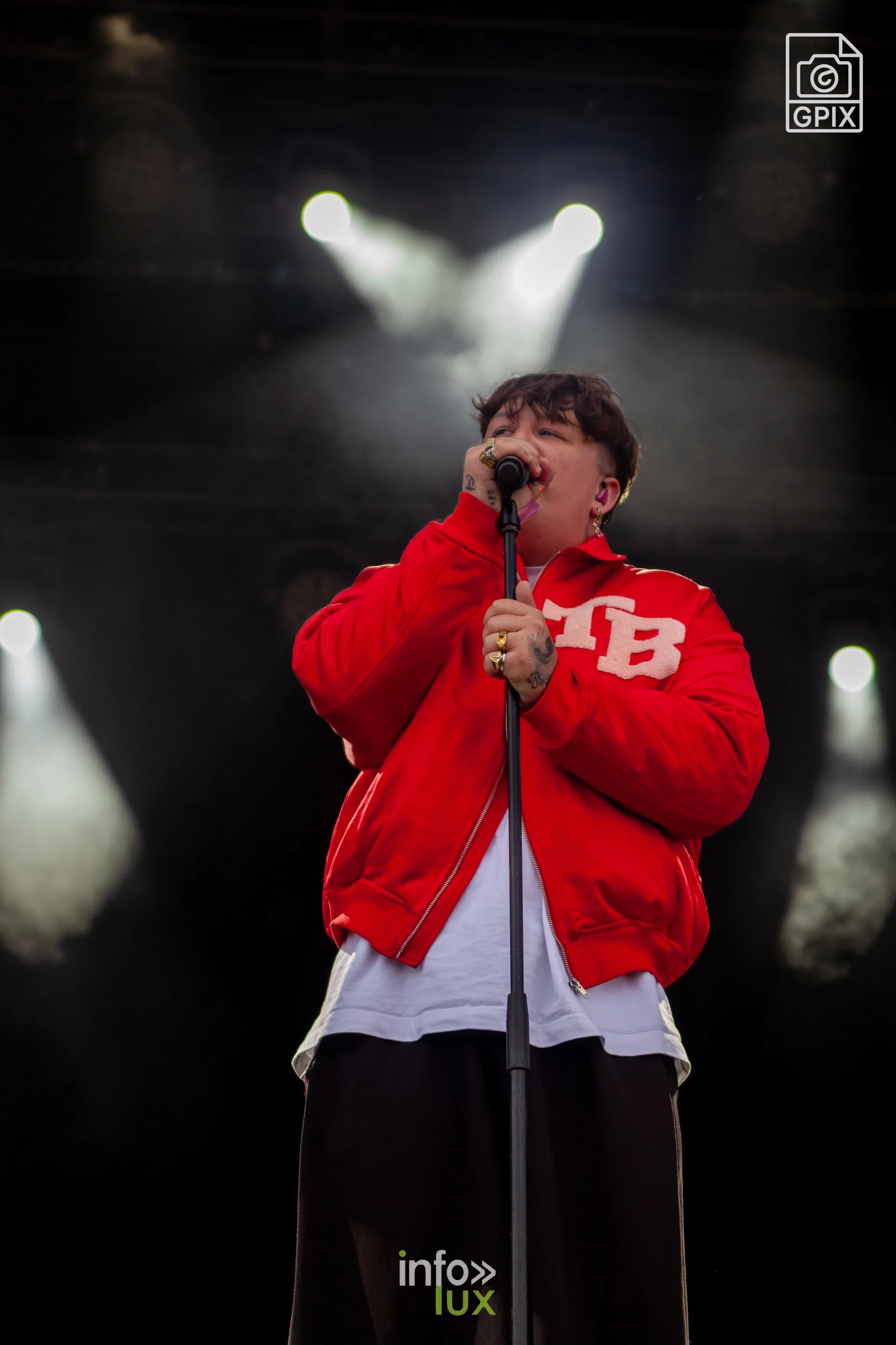 Teddybear en veste rouge sous les projecteurs