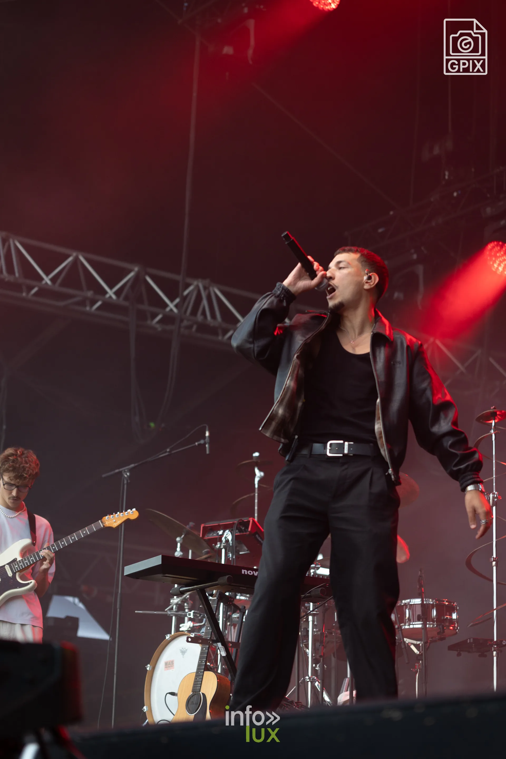 Youssef Swatt's au micro devant les lumières rouges