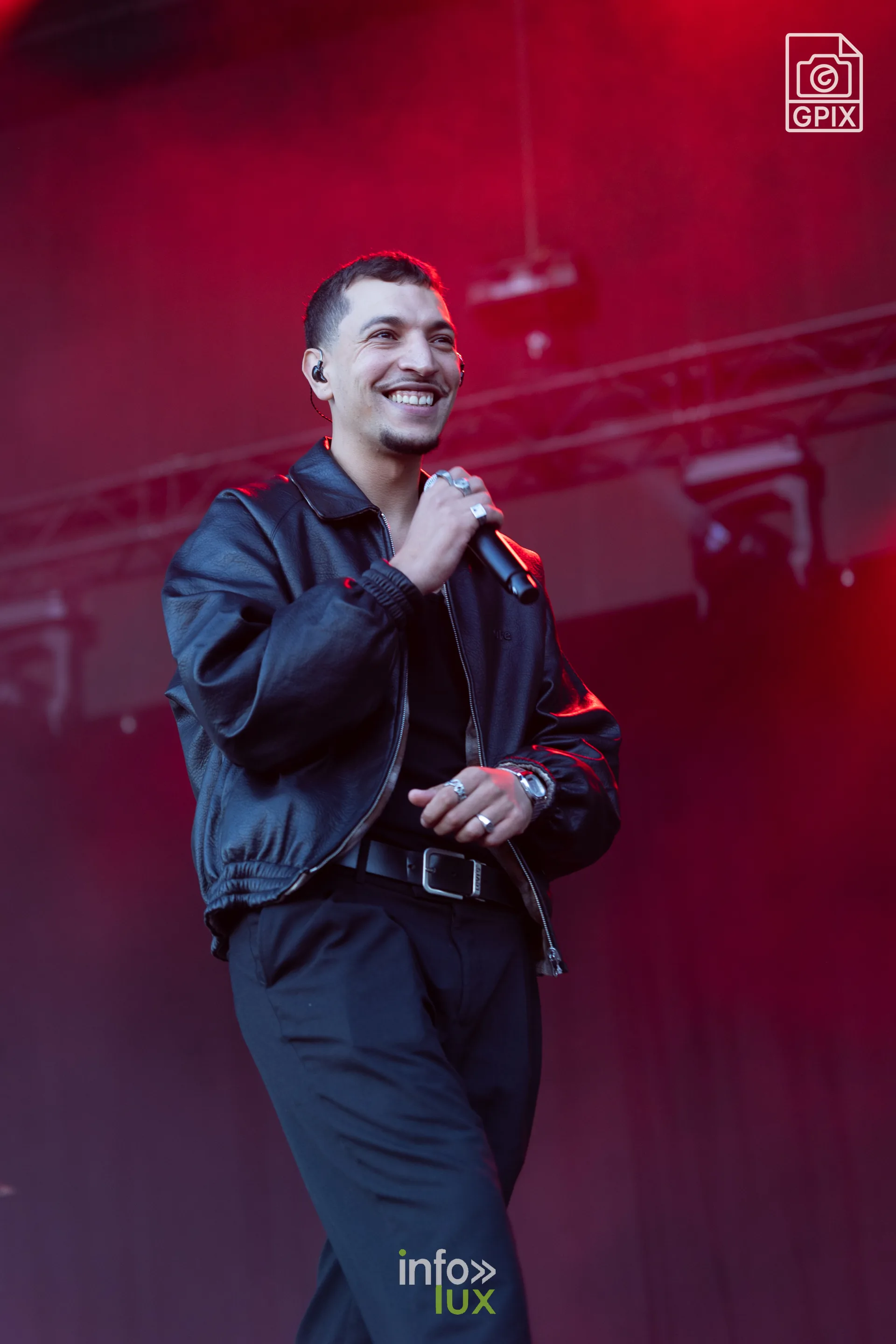 Youssef Swatt's souriant pendant son concert