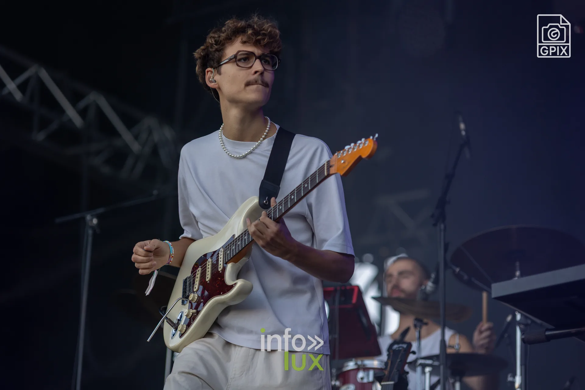 Un guitariste accompagne Youssef Swatt's sur scène