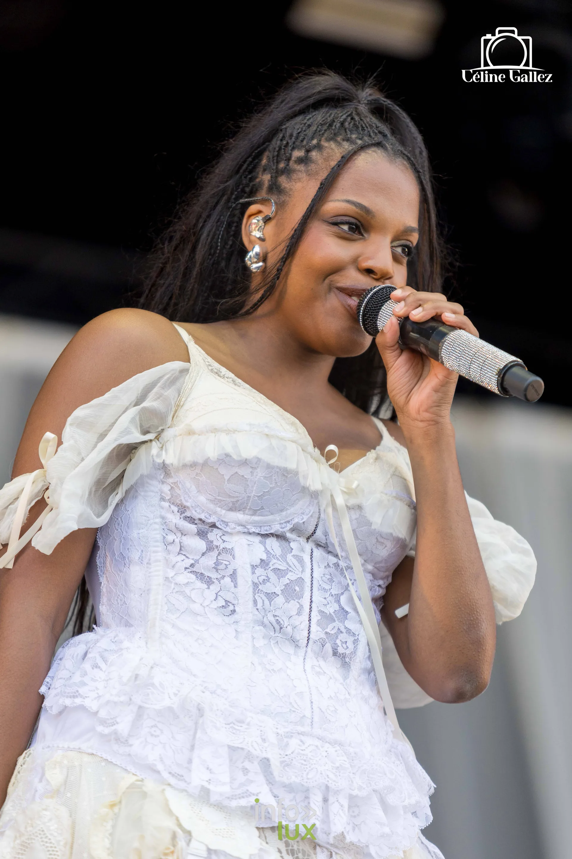 Mentissa en robe blanche sur la Place des Arts