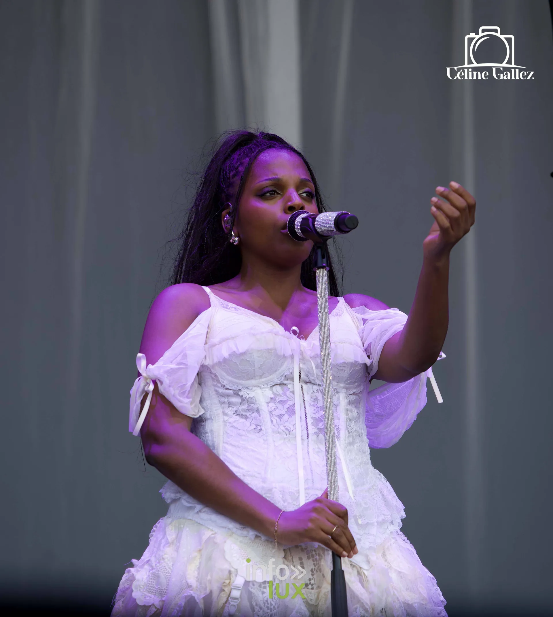 Mentissa chante sous une lumière violette
