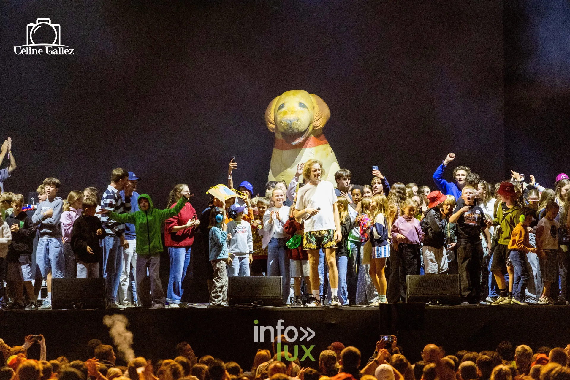 Une centaine d'enfants envahissent la scène pendant le concert