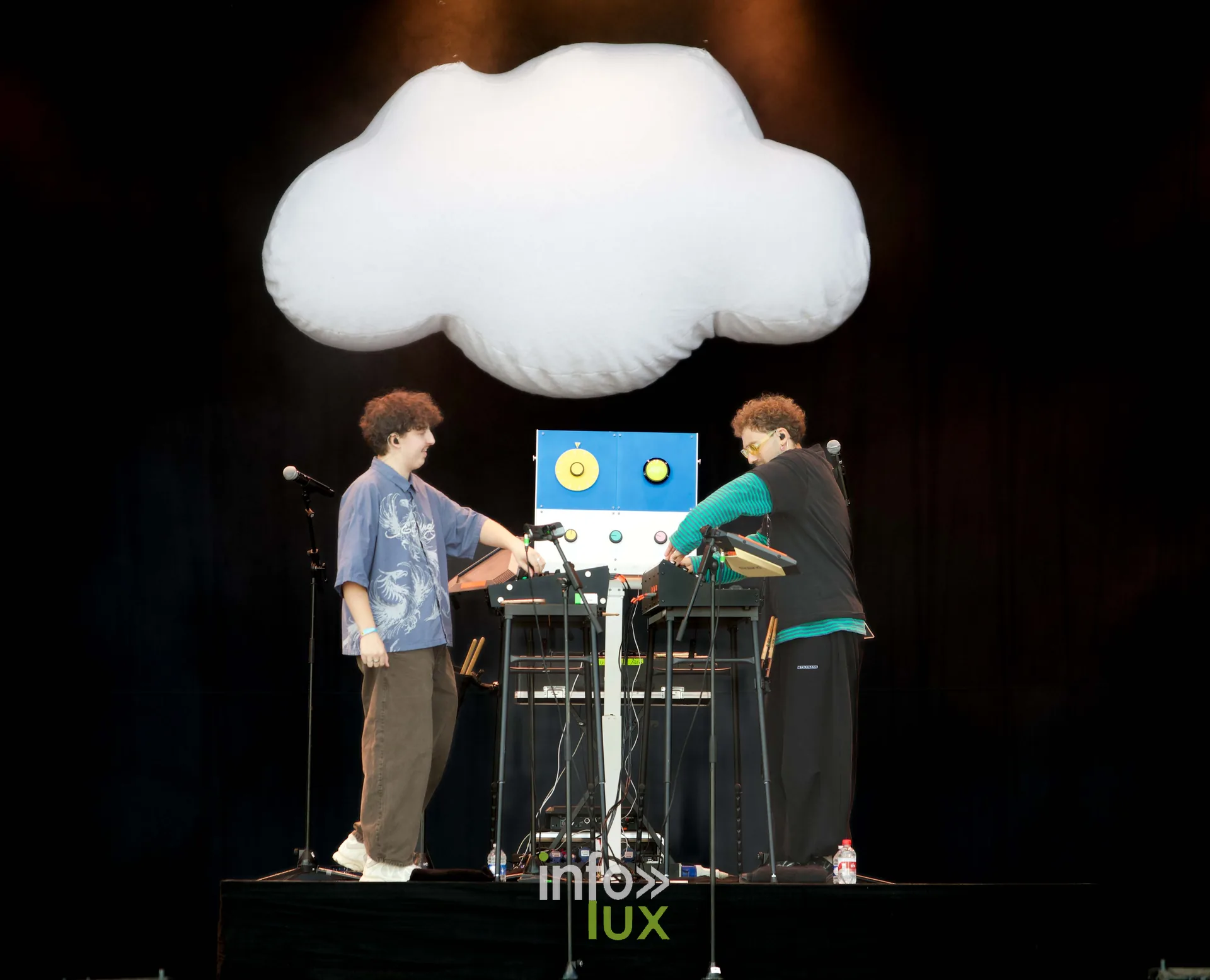 Deux musiciens sur scène sous un grand nuage blanc suspendu