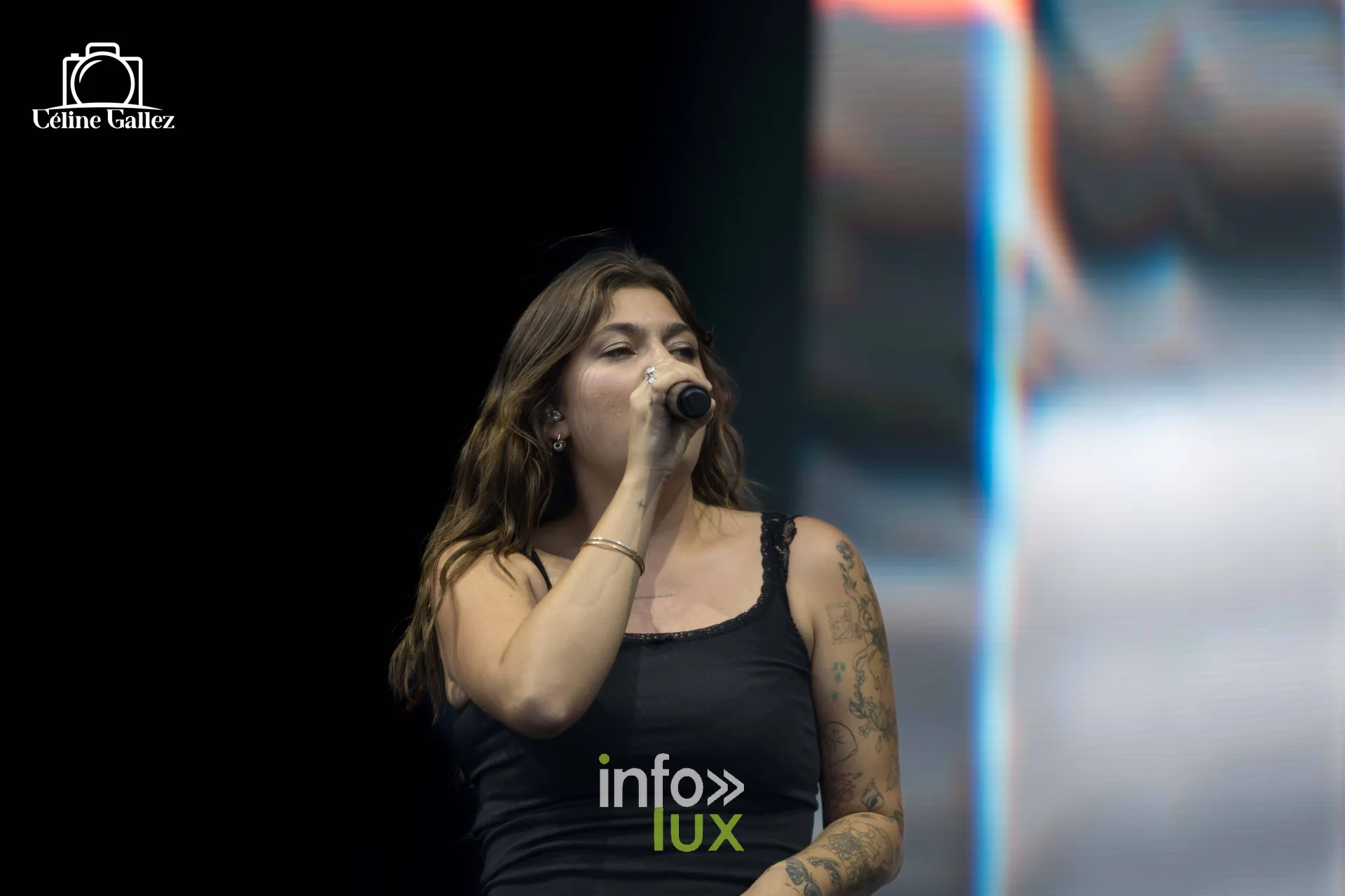 Louane au micro en débardeur noir