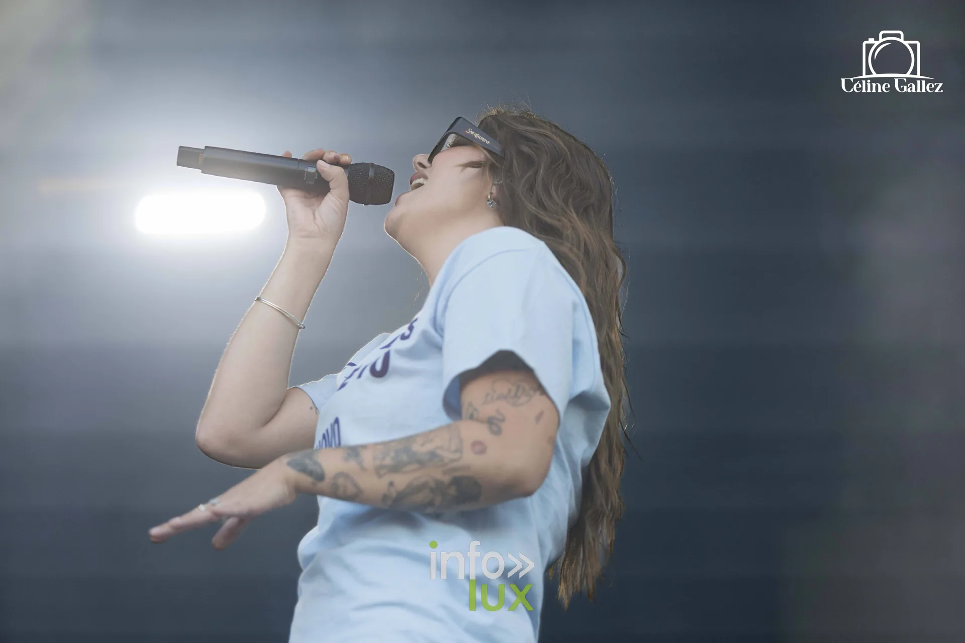 Louane chante, la main tendue vers le public