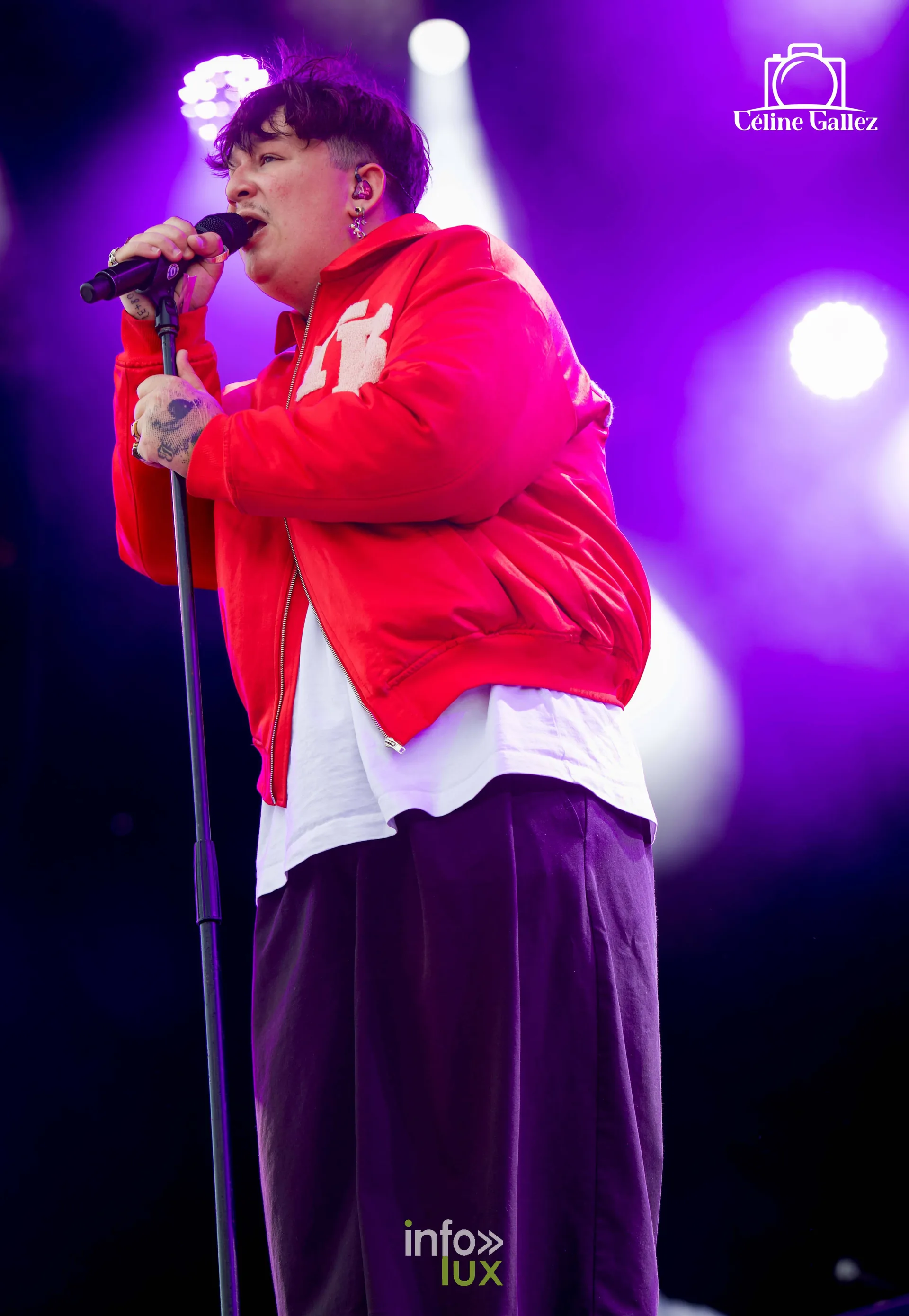 Teddybear en veste rouge sur la Place des Arts