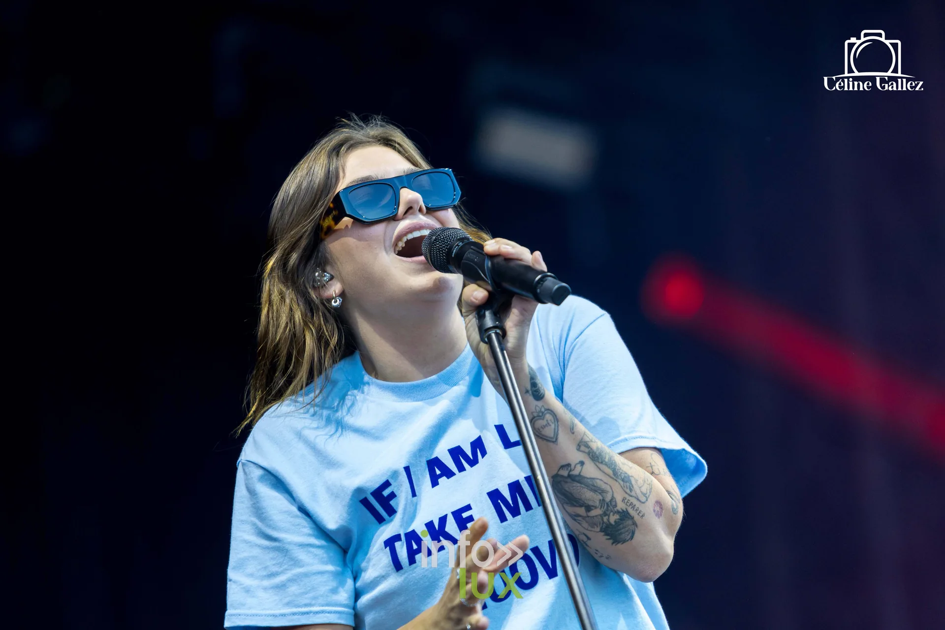 Louane au micro, lunettes de soleil sur le nez