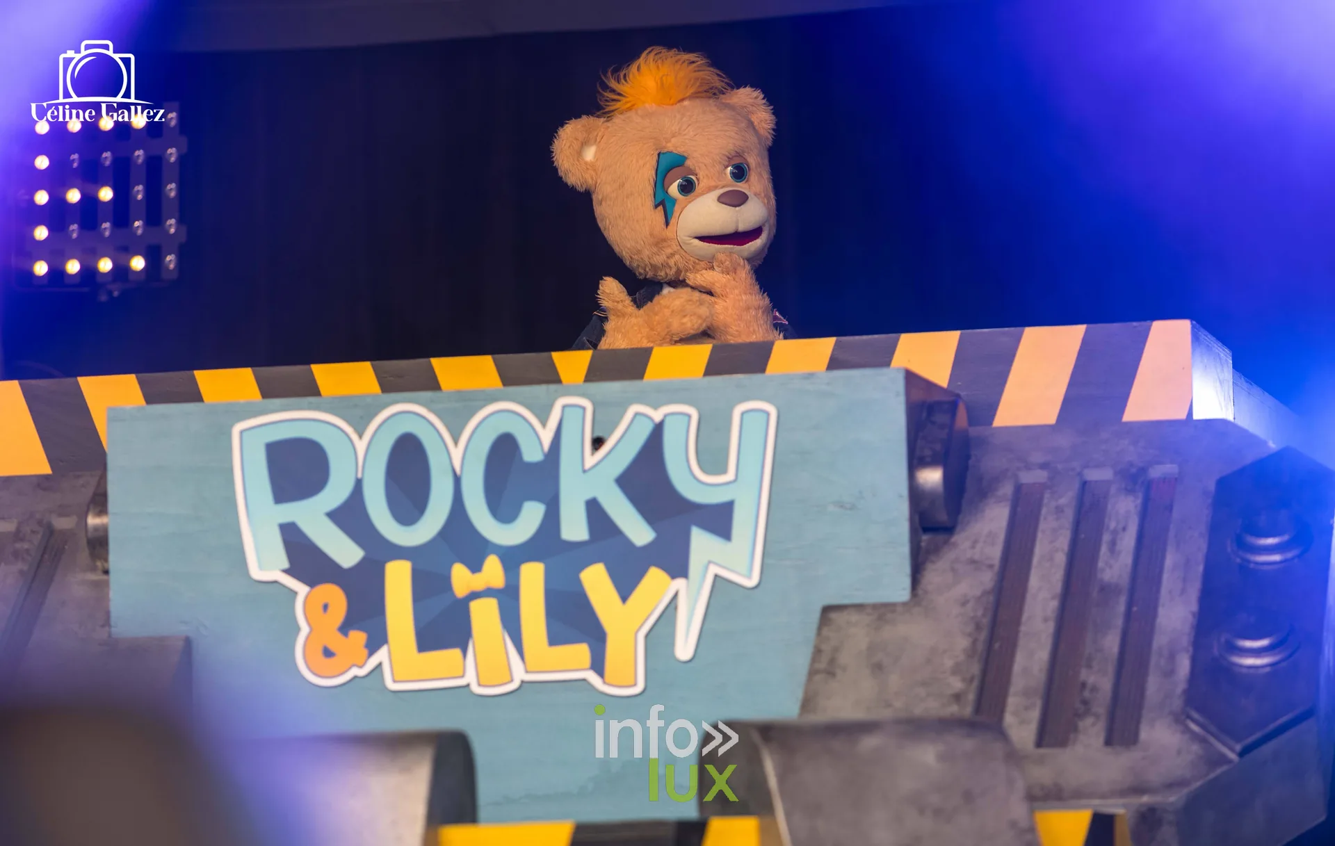 Le décor du spectacle Rocky & Lily avec la mascotte ours