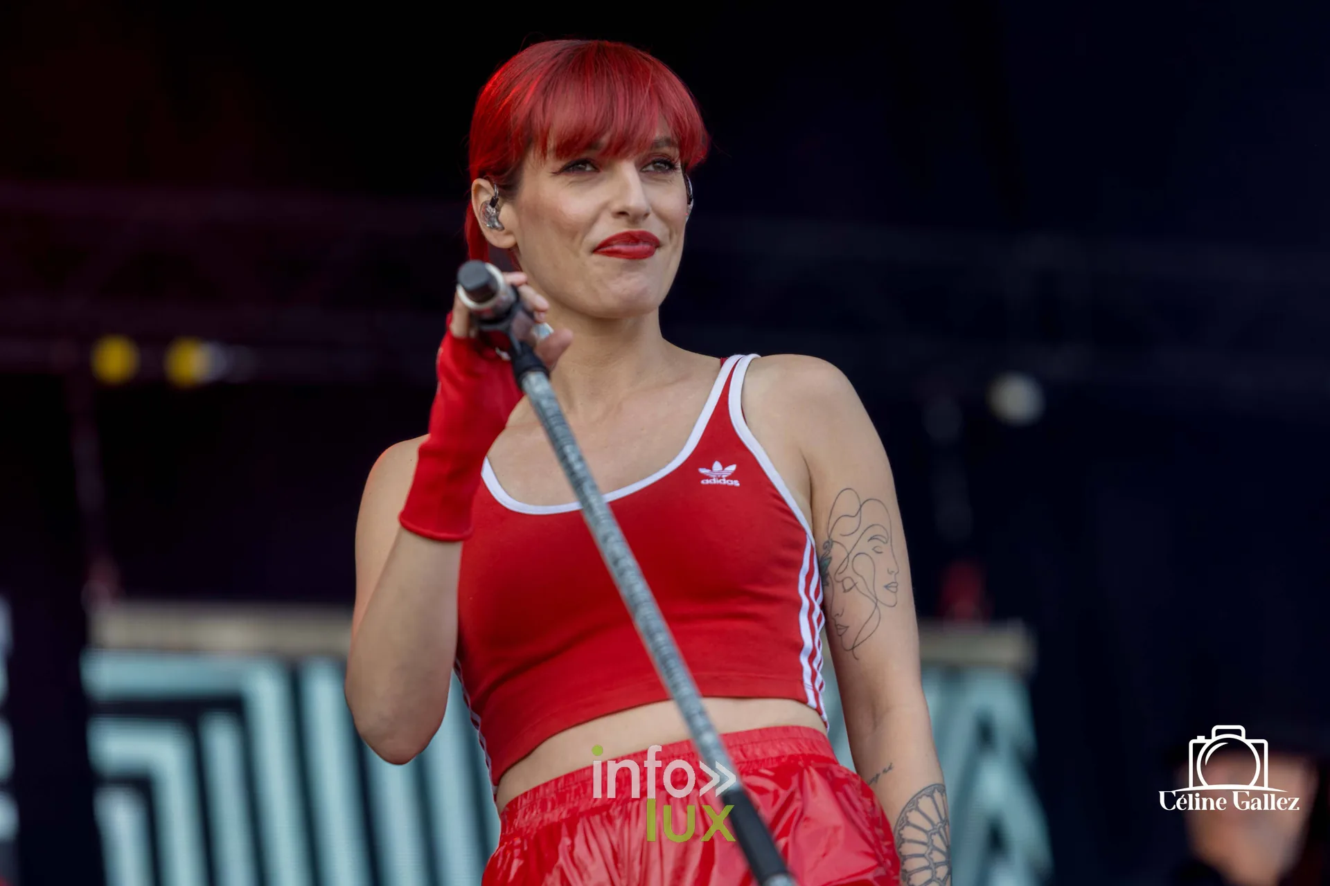 Jennifer Ayache au pied du micro sur la grande scène