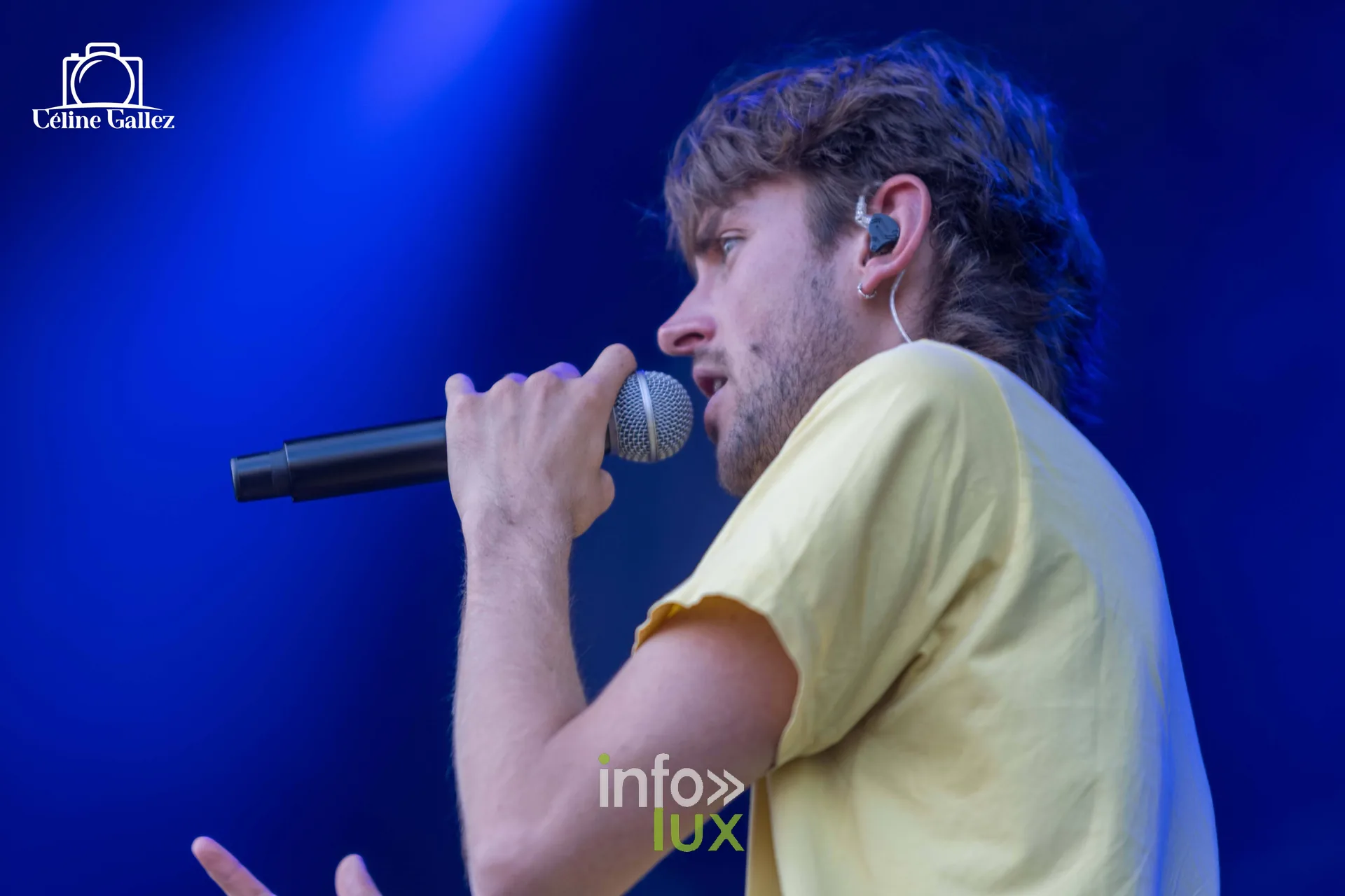 Le rappeur Diego de profil, micro à la main