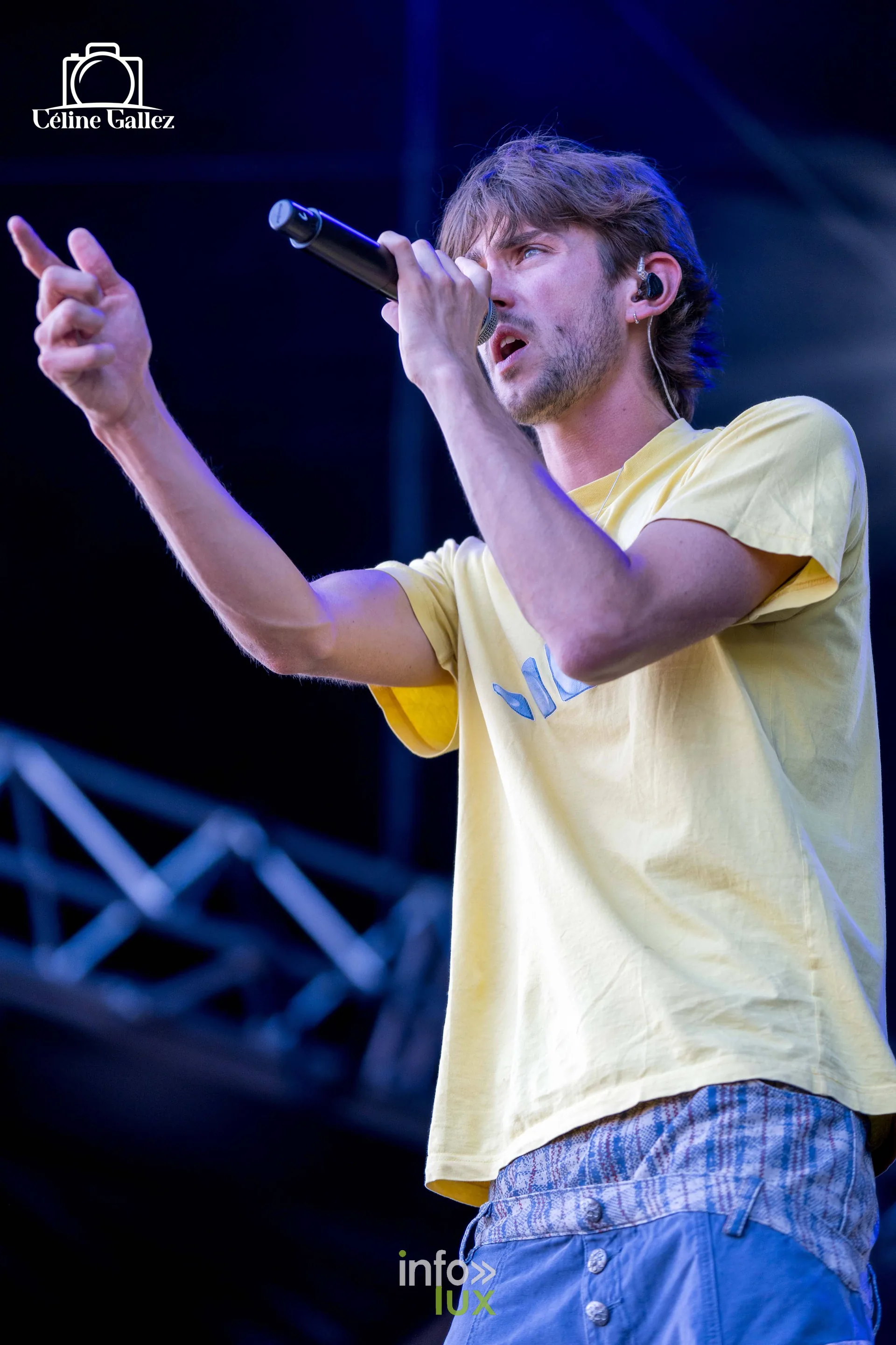 Diego bras levés en plein morceau