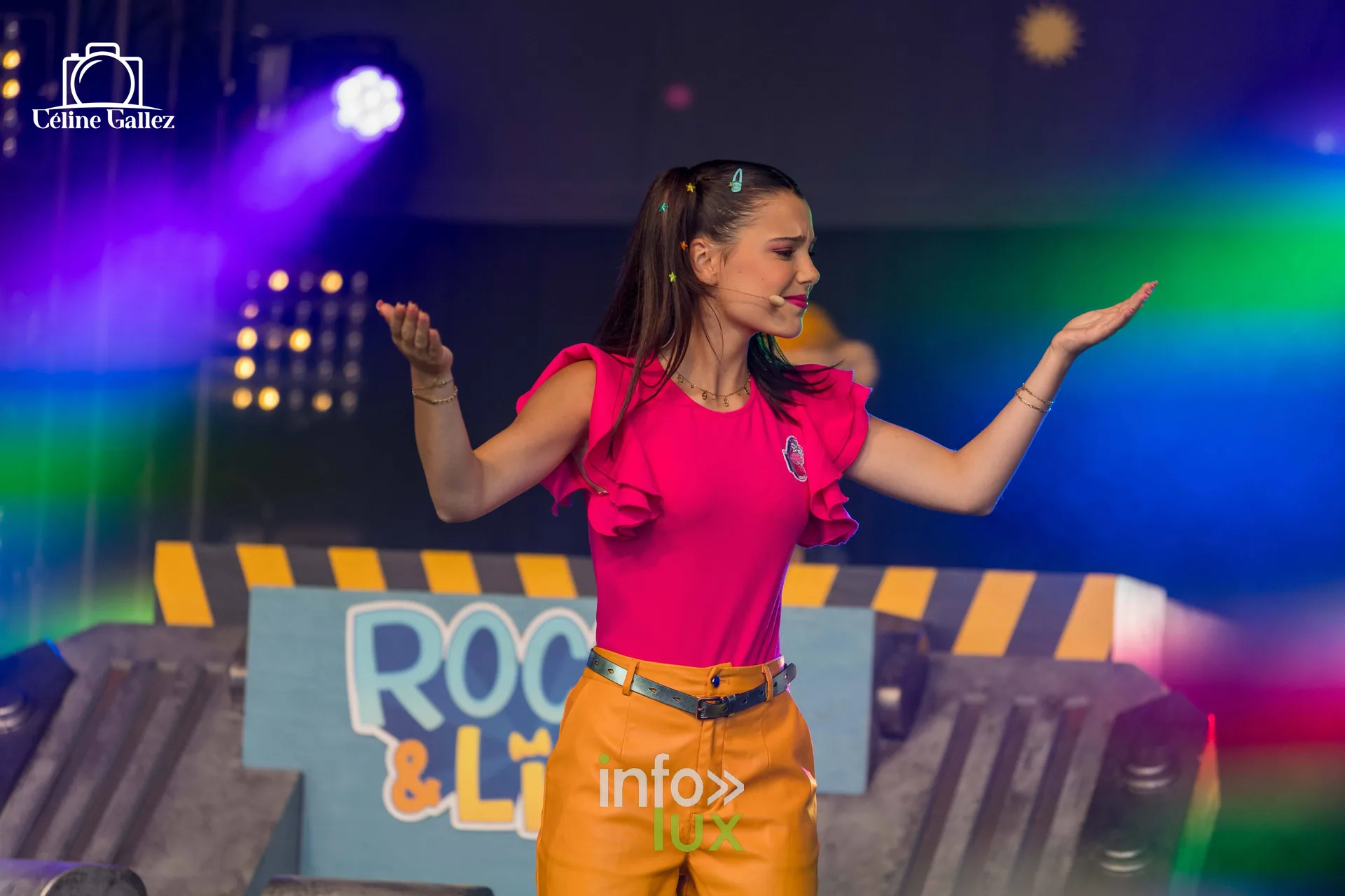 Une animatrice sur la scène colorée du spectacle Rocky & Lily