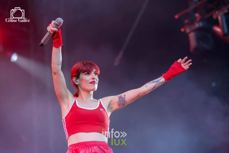 Jennifer Ayache bras écartés face au public