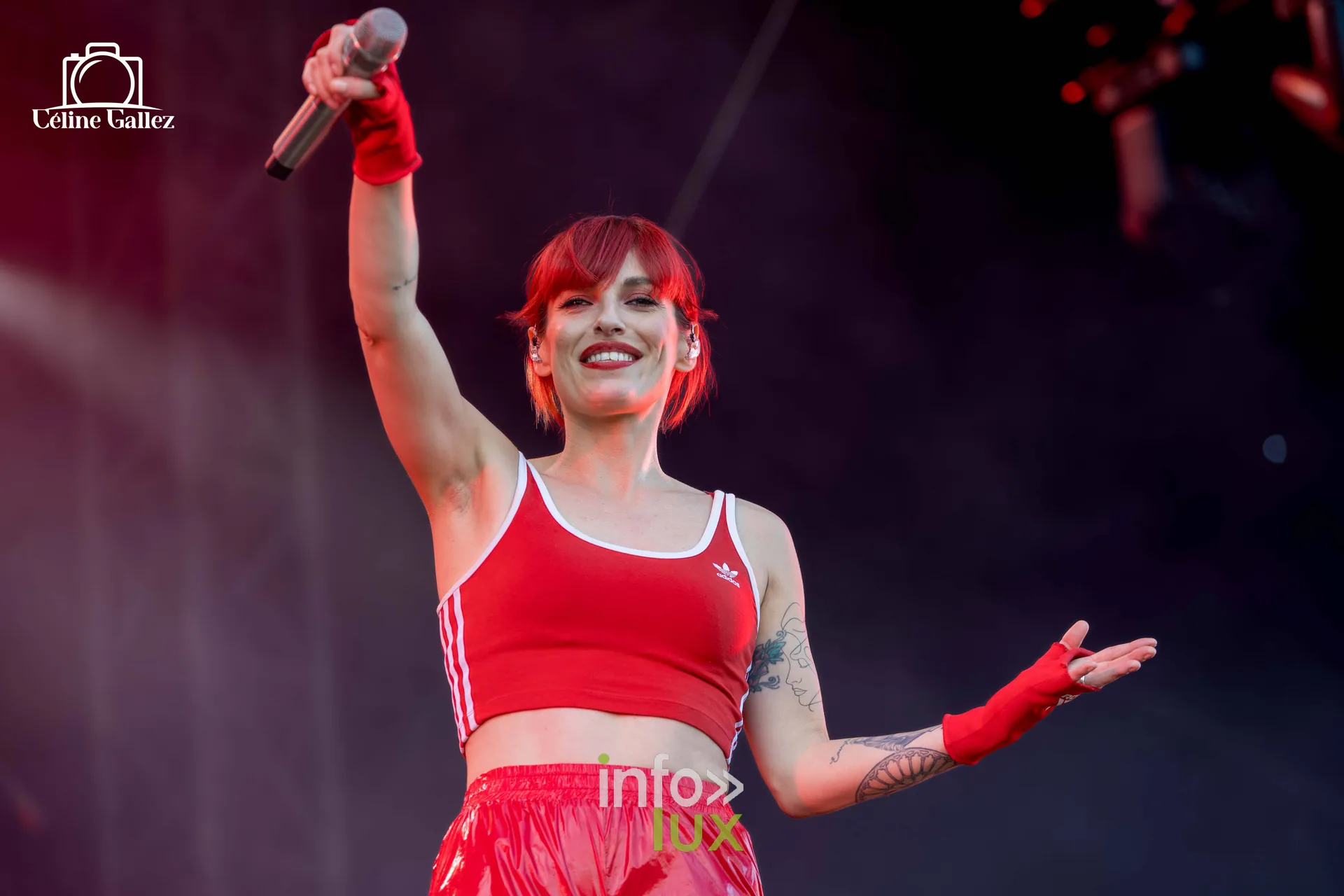 Jennifer Ayache micro levé, bras tendu vers le public