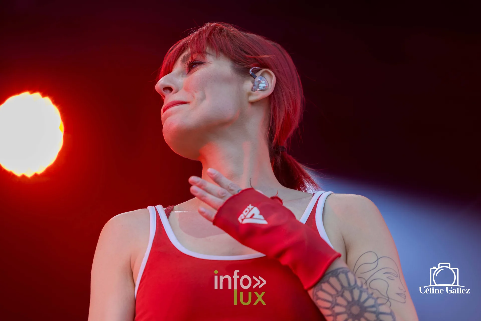 Jennifer Ayache main sur le cœur, yeux fermés