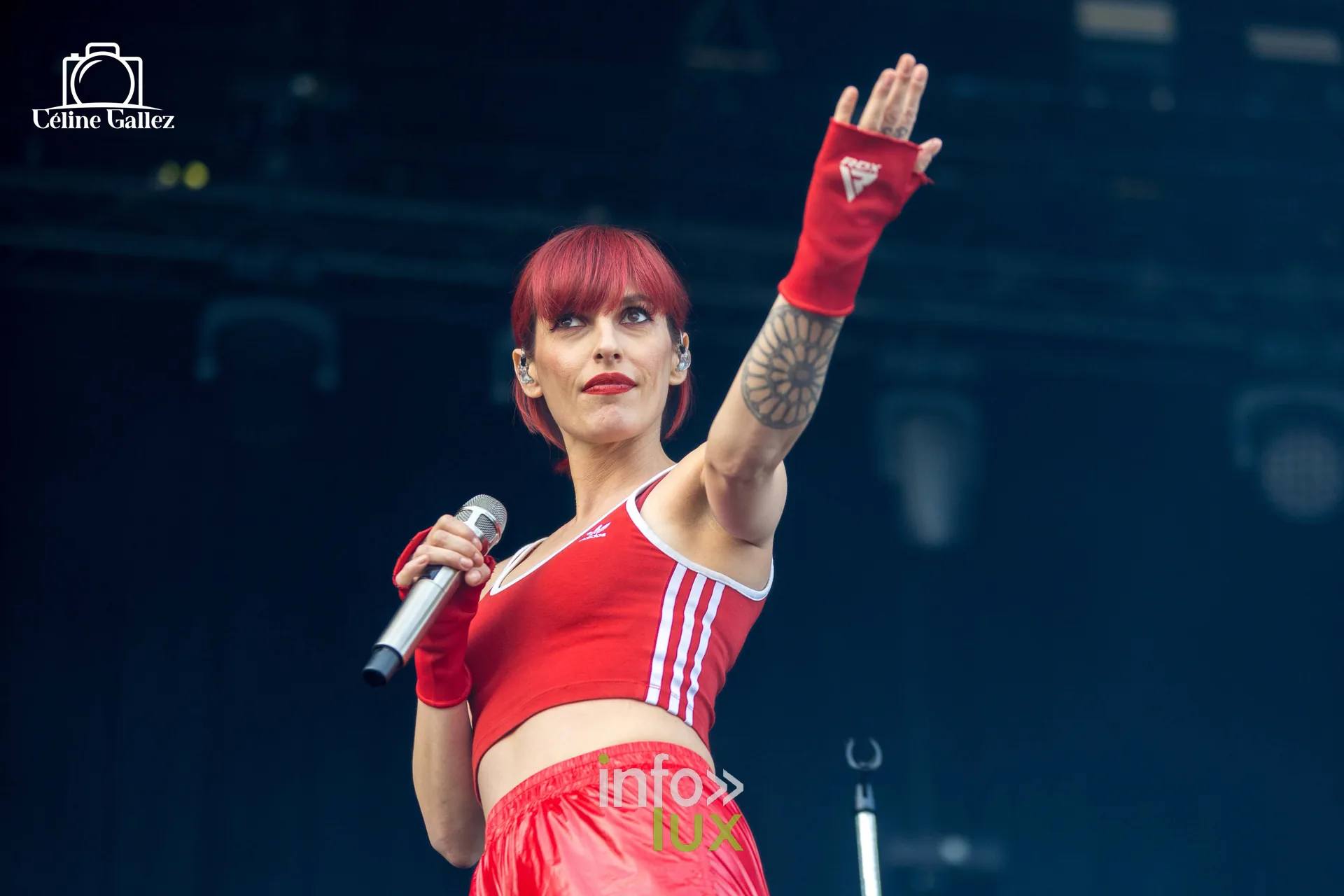 Jennifer Ayache lève le bras, mitaines rouges aux mains