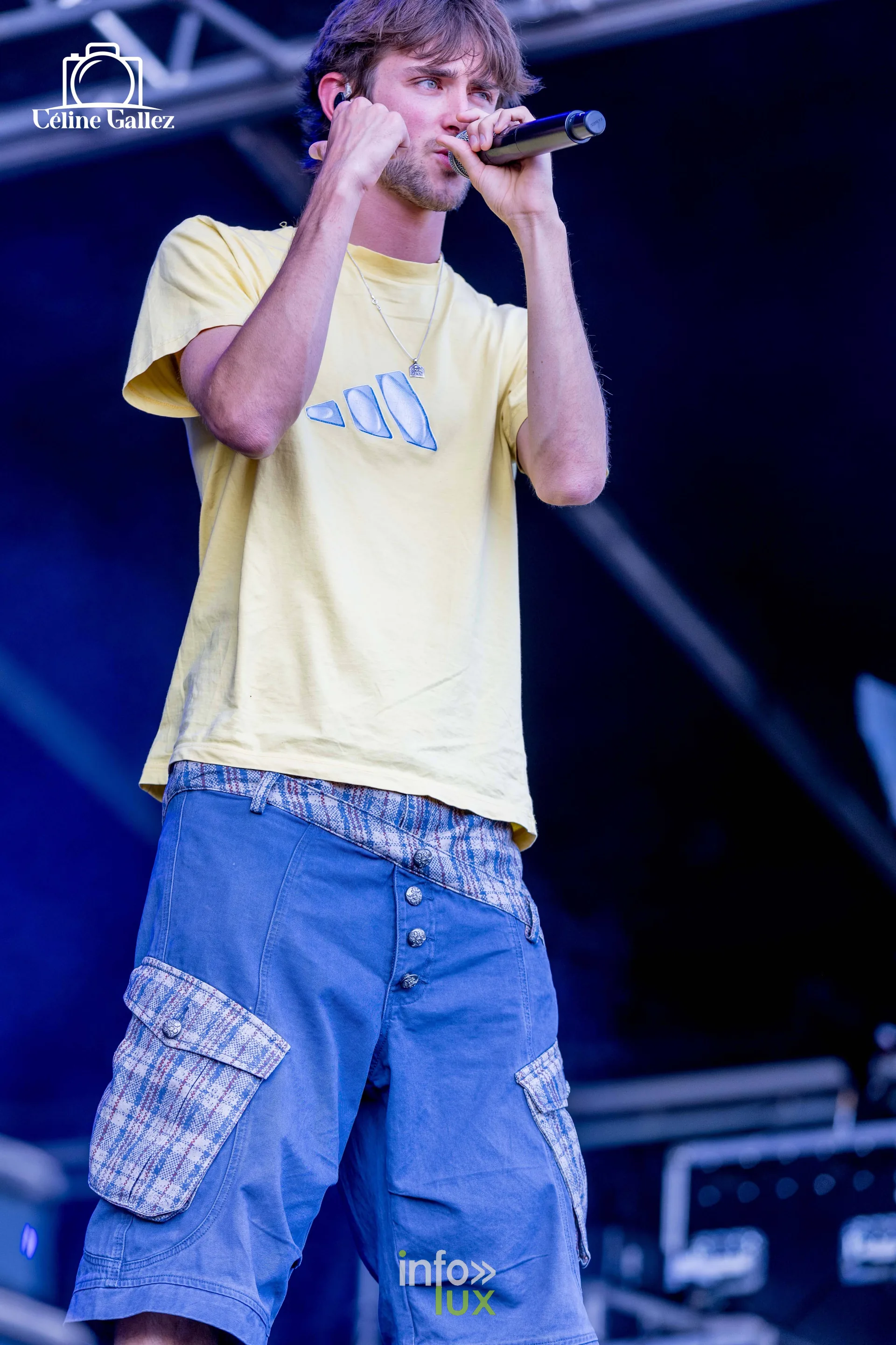 Diego au micro, t-shirt jaune pâle