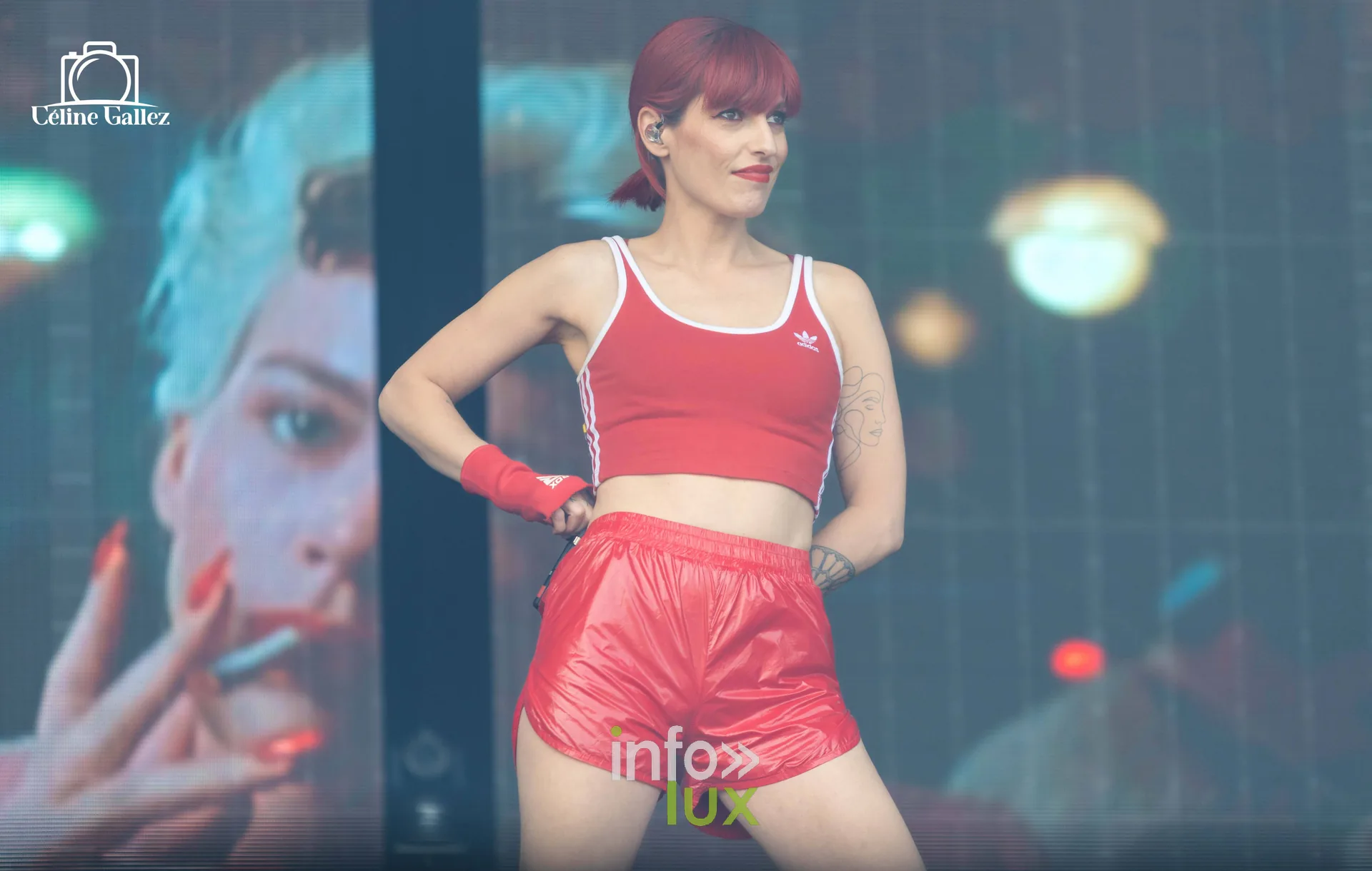 Jennifer Ayache sur scène devant l'écran géant qui la reprend