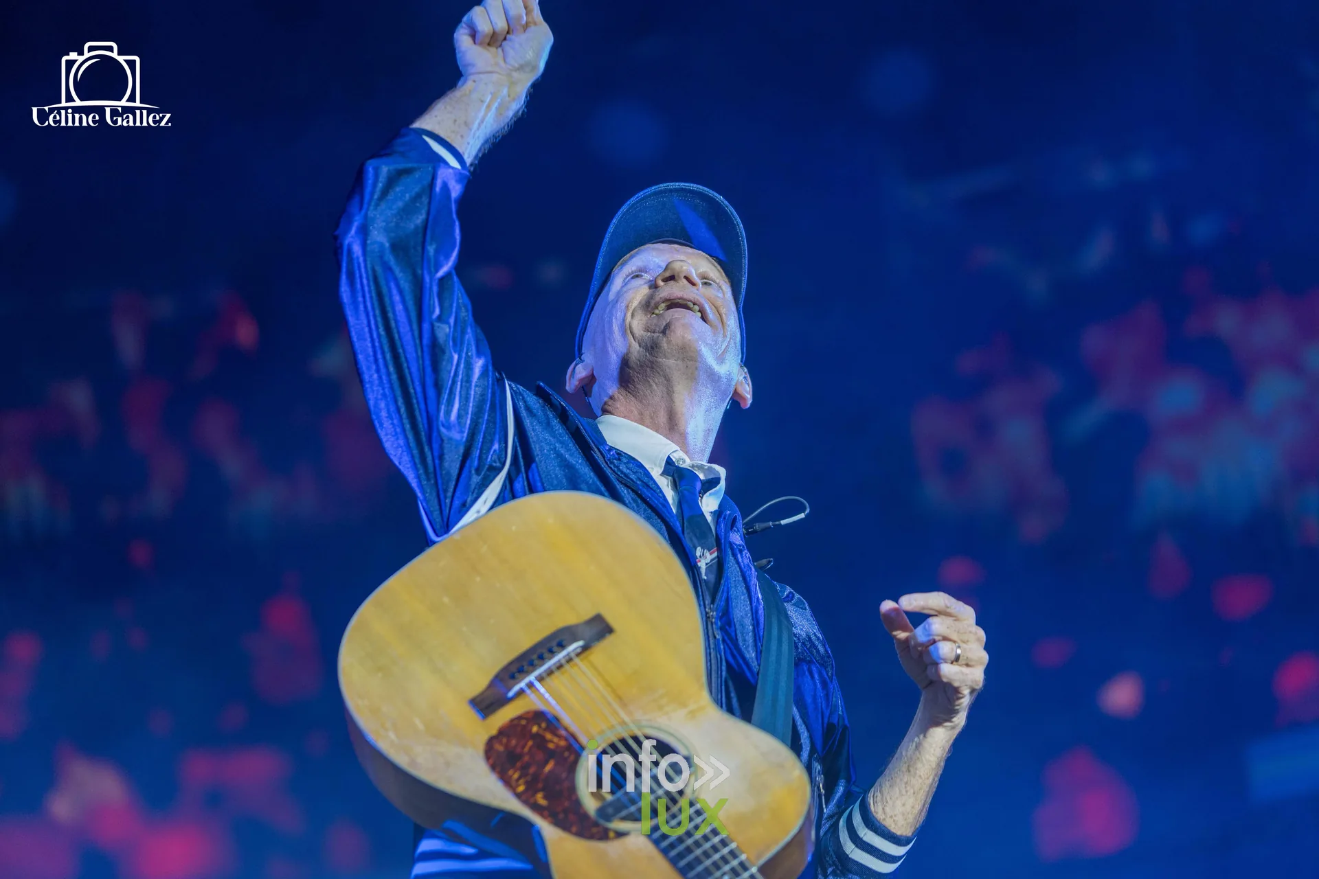 Gaëtan Roussel poing levé, guitare acoustique en main