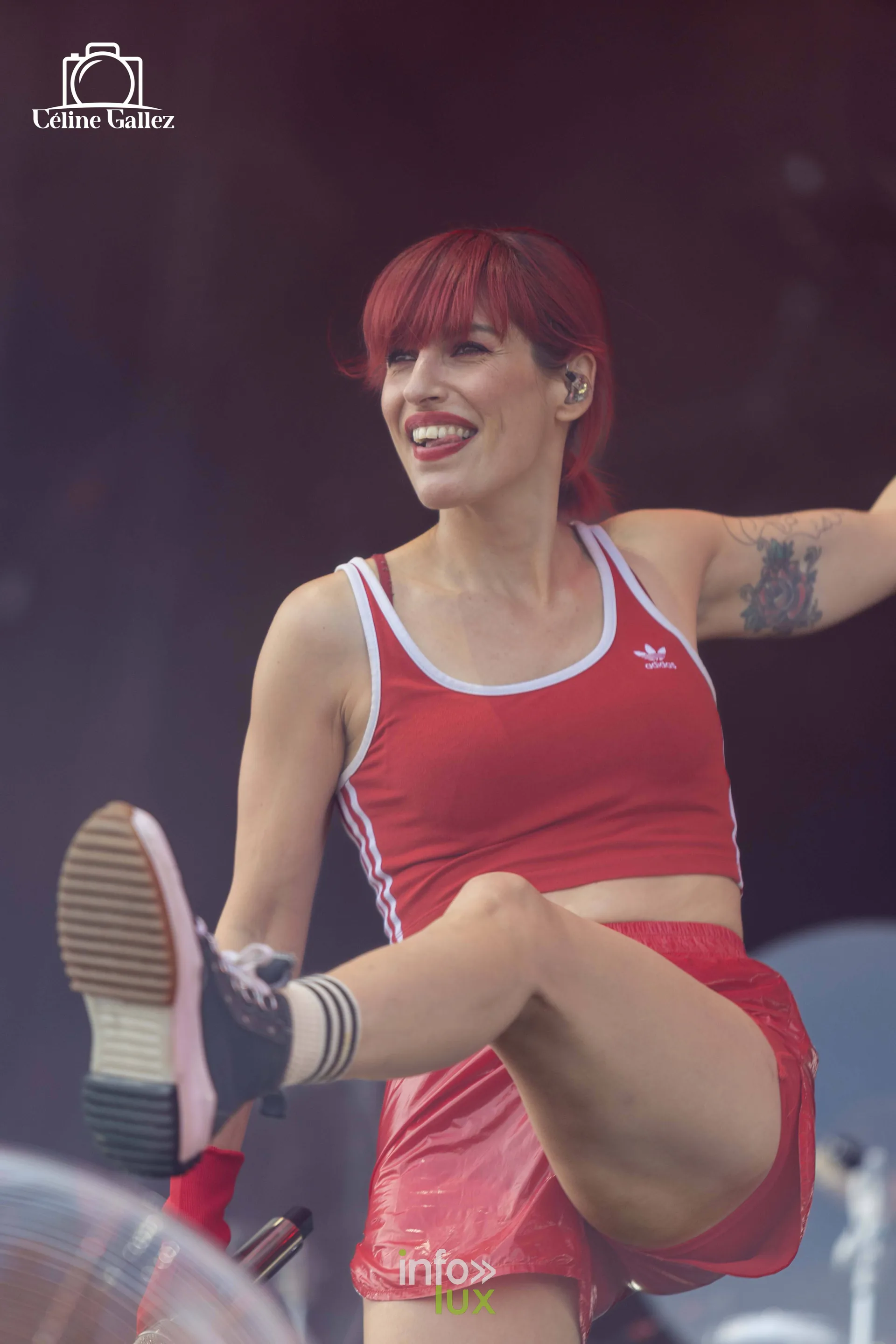 Jennifer Ayache genou levé pendant son concert