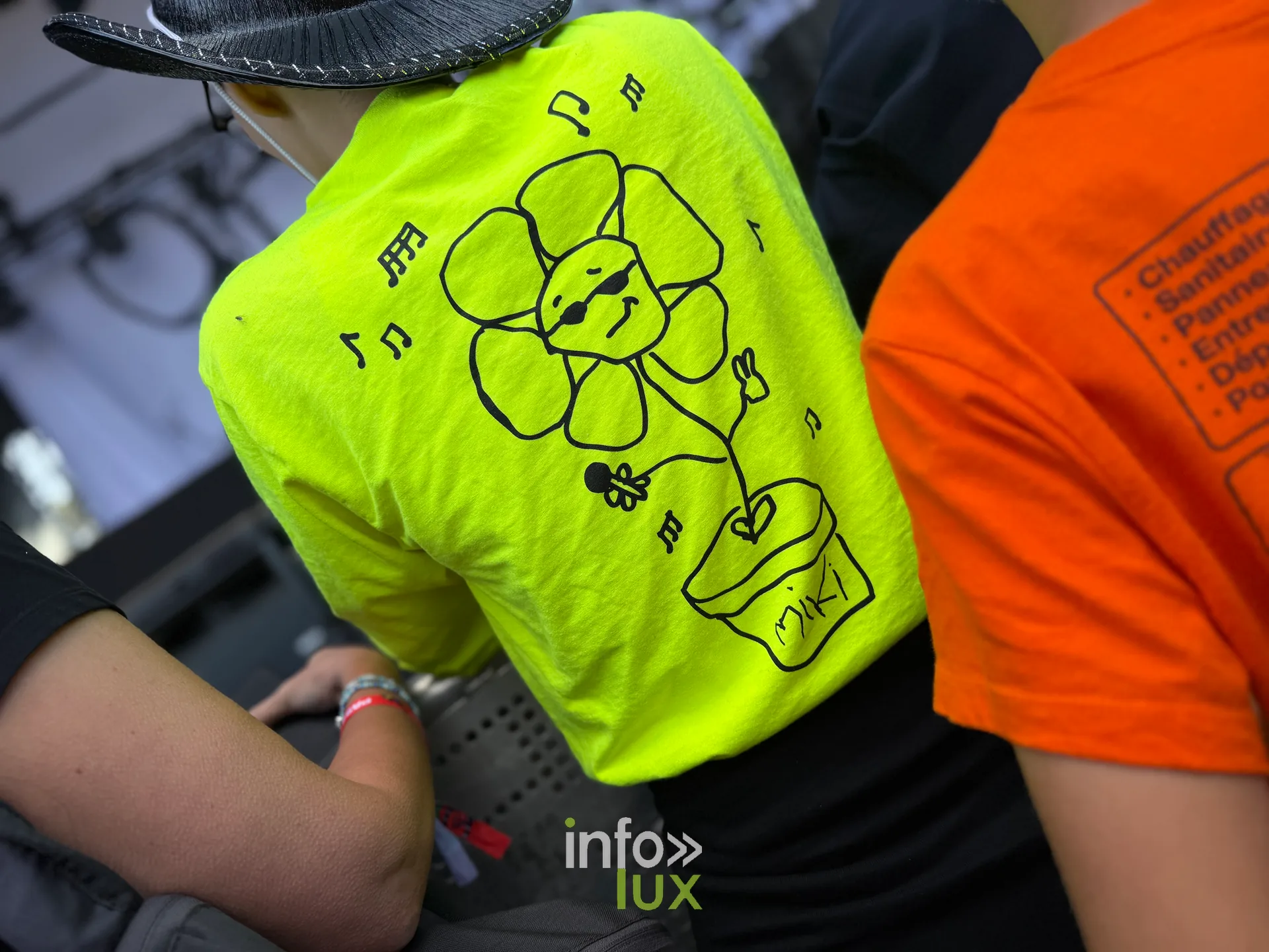 Le t-shirt fluo d'un bénévole des Solidarités