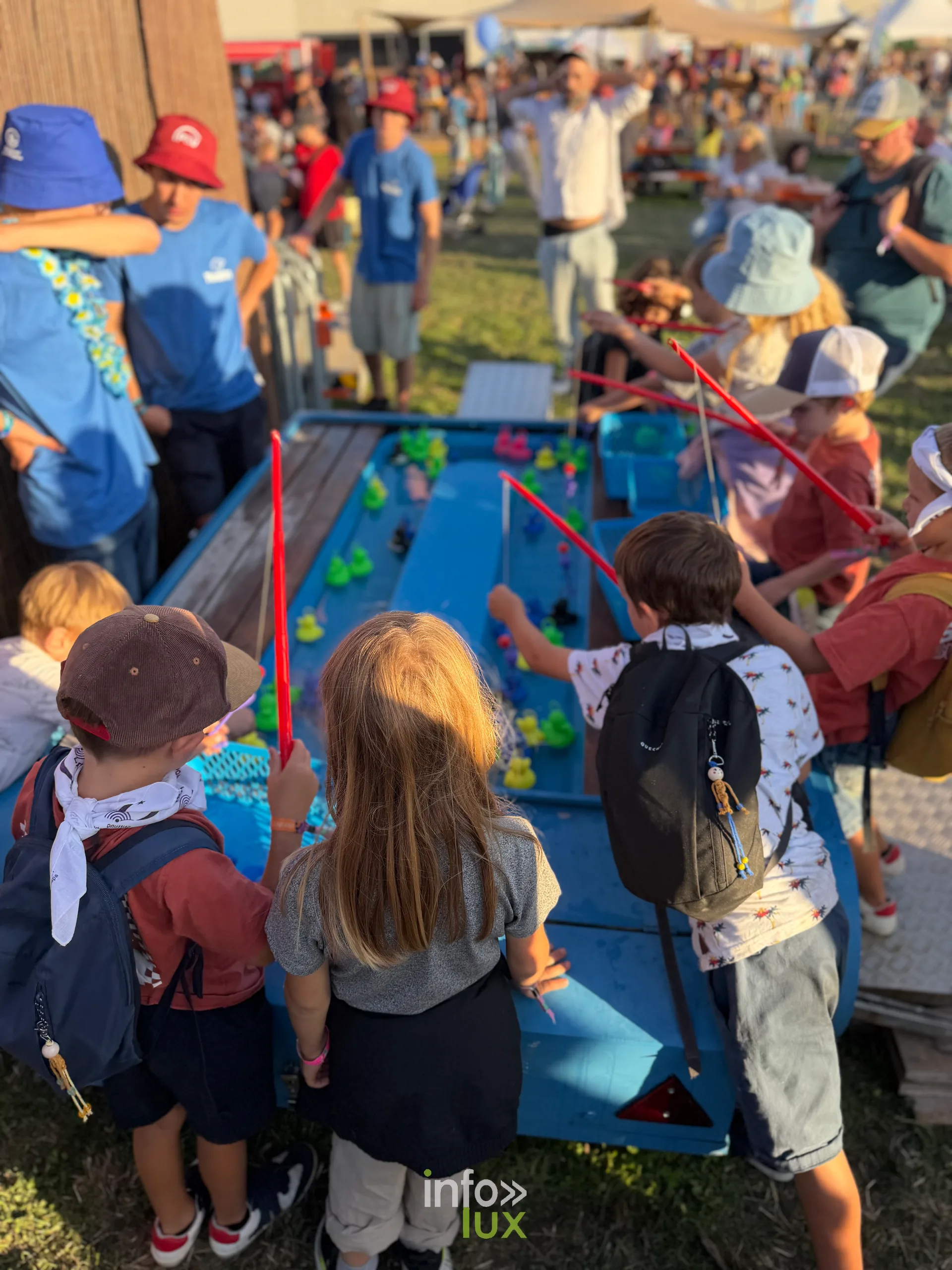 Des enfants jouent à la pêche aux canards sur le site du festival