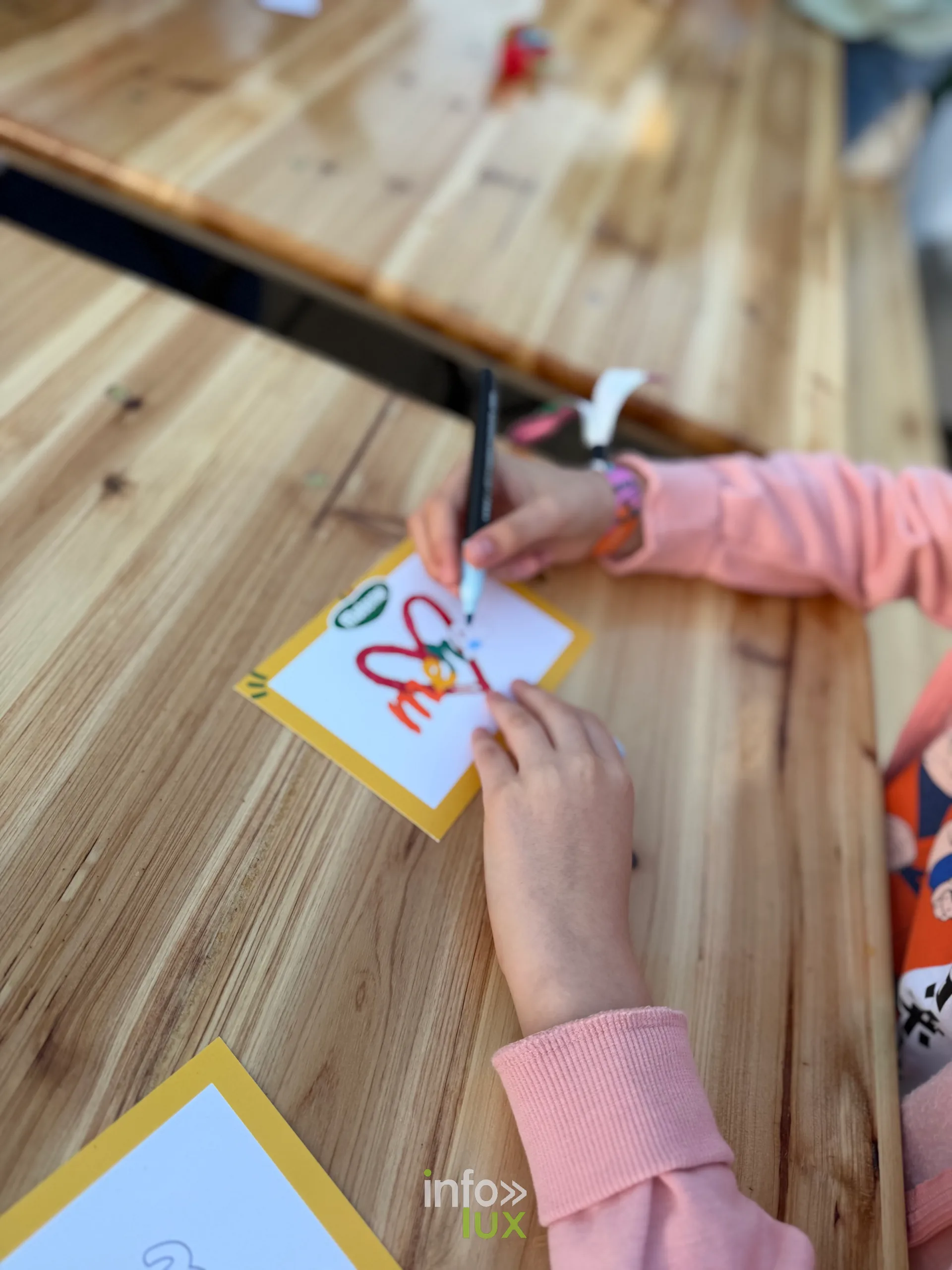 Un atelier de dessin pour enfants sur une table en bois