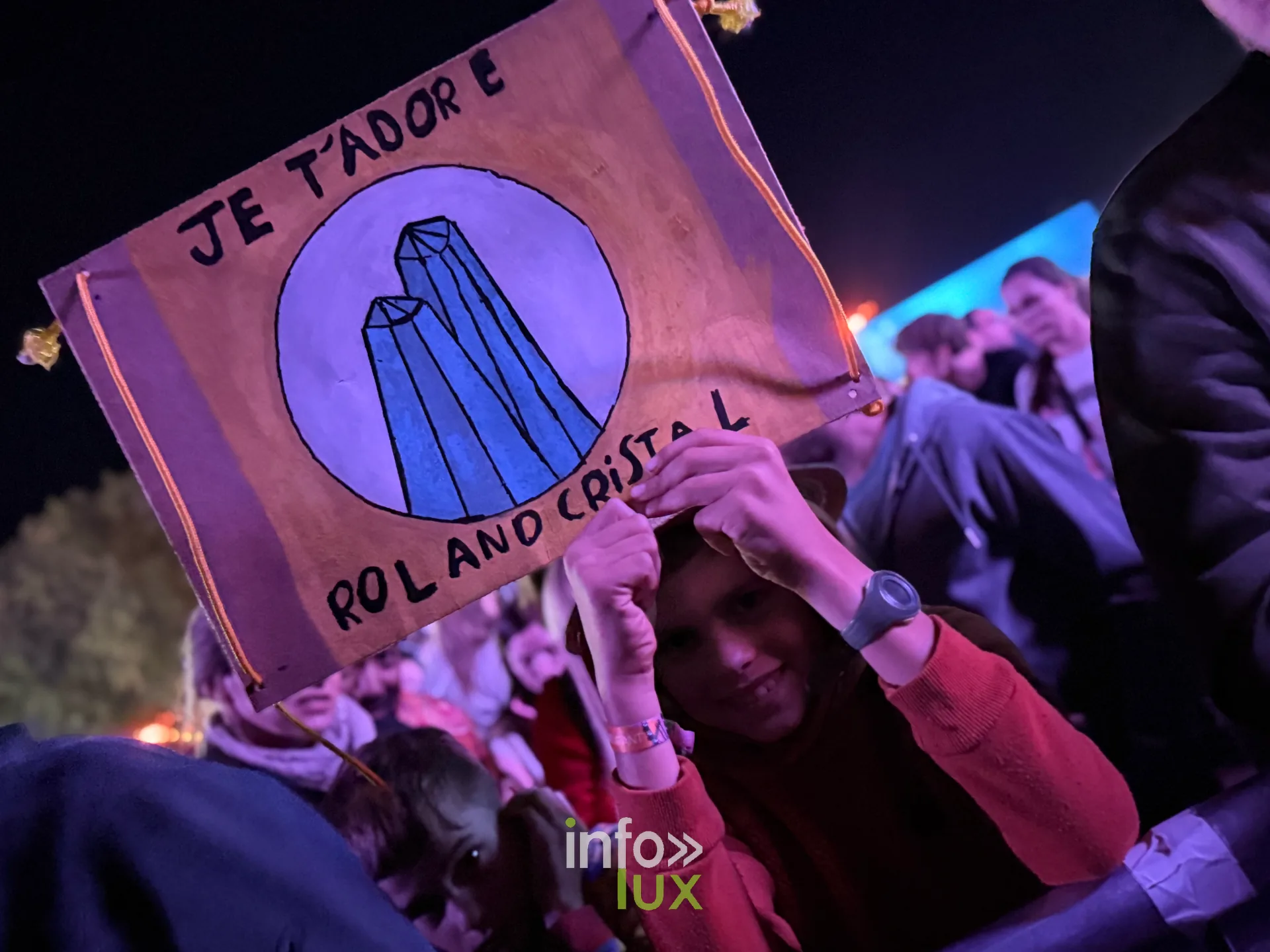 Une pancarte « Je t'adore Roland Cristal » brandie dans le public