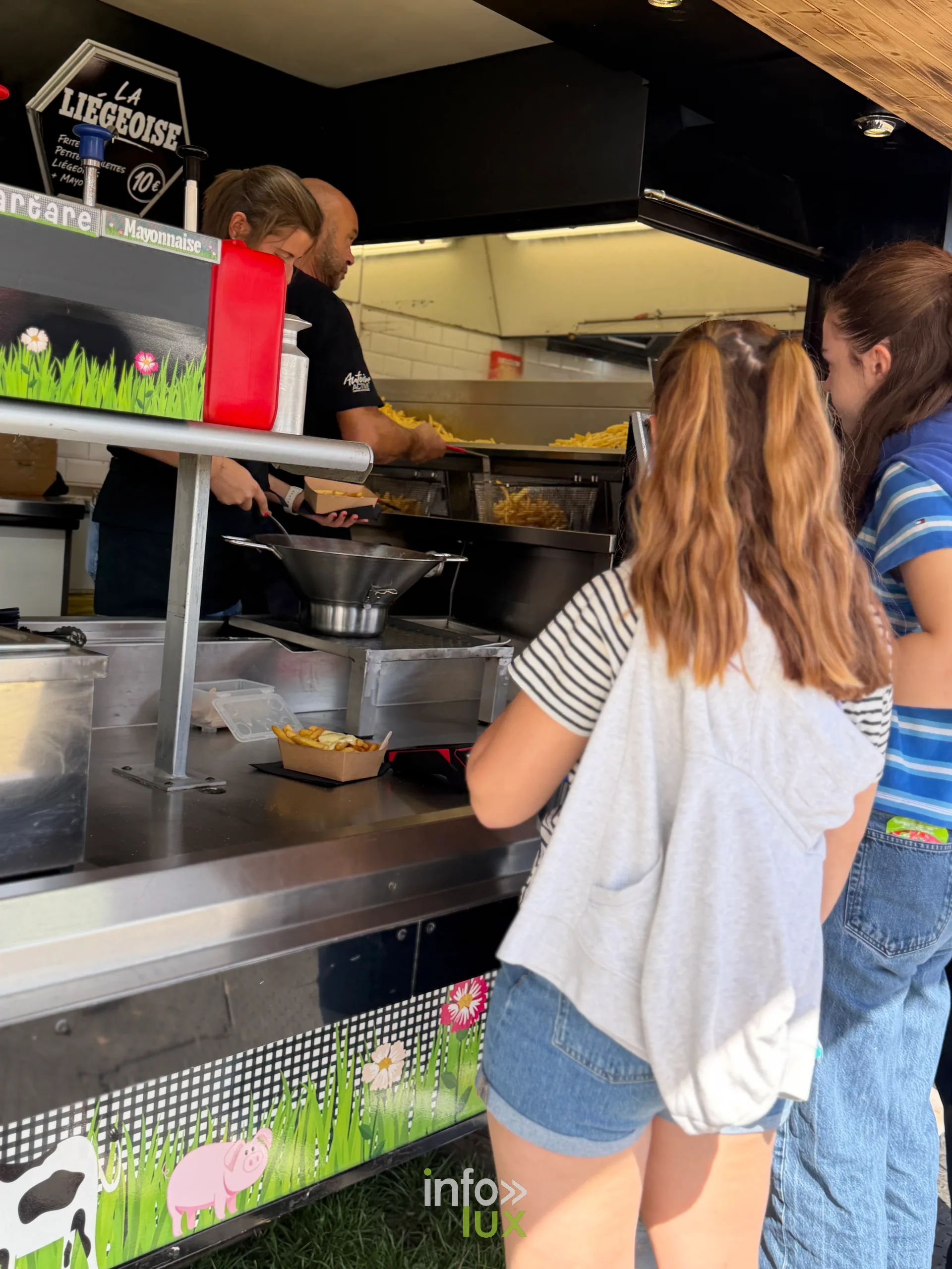 Le comptoir d'une friterie sur le site du festival