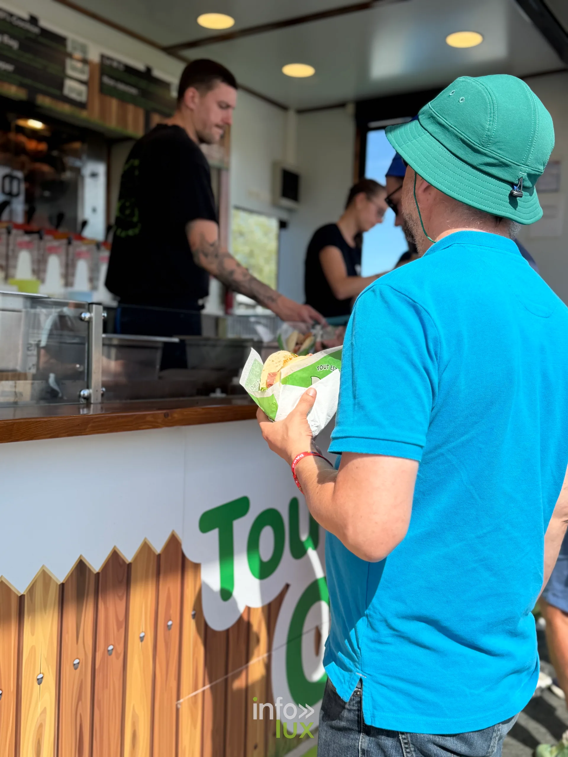 Un festivalier récupère sa commande au comptoir