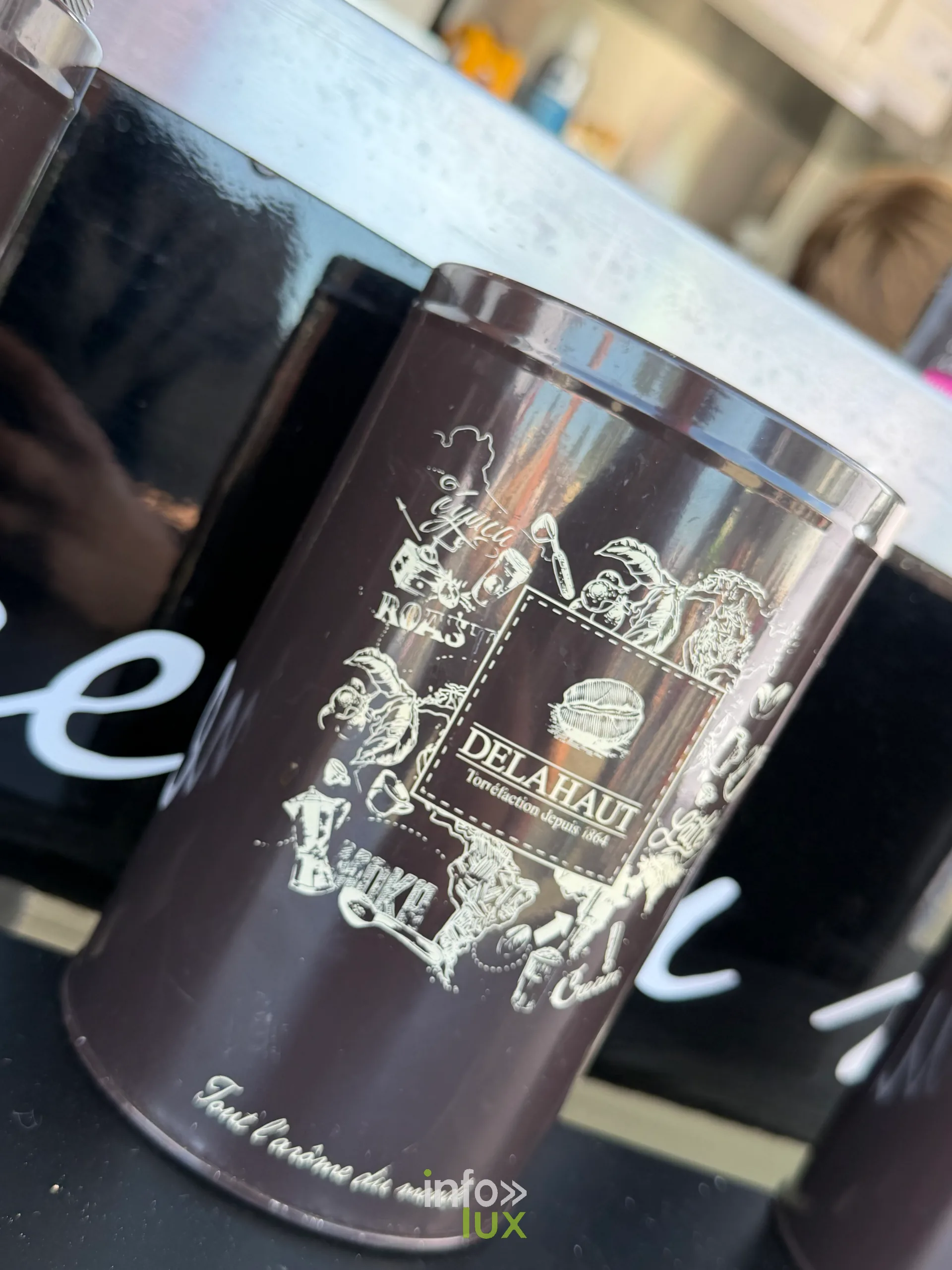 Un gobelet réutilisable du festival posé sur un comptoir