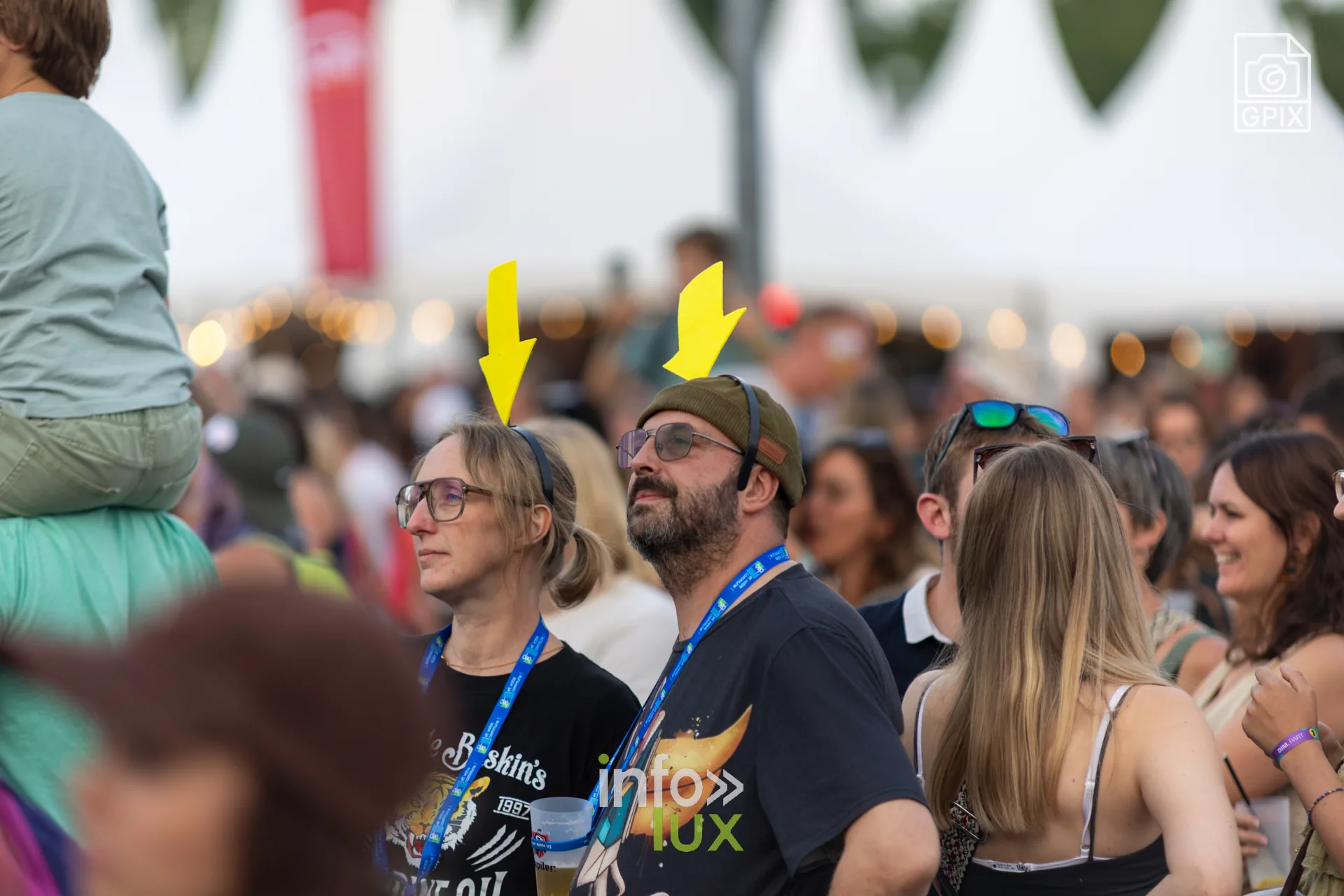Deux festivaliers dans la foule des Solidarités à Namur