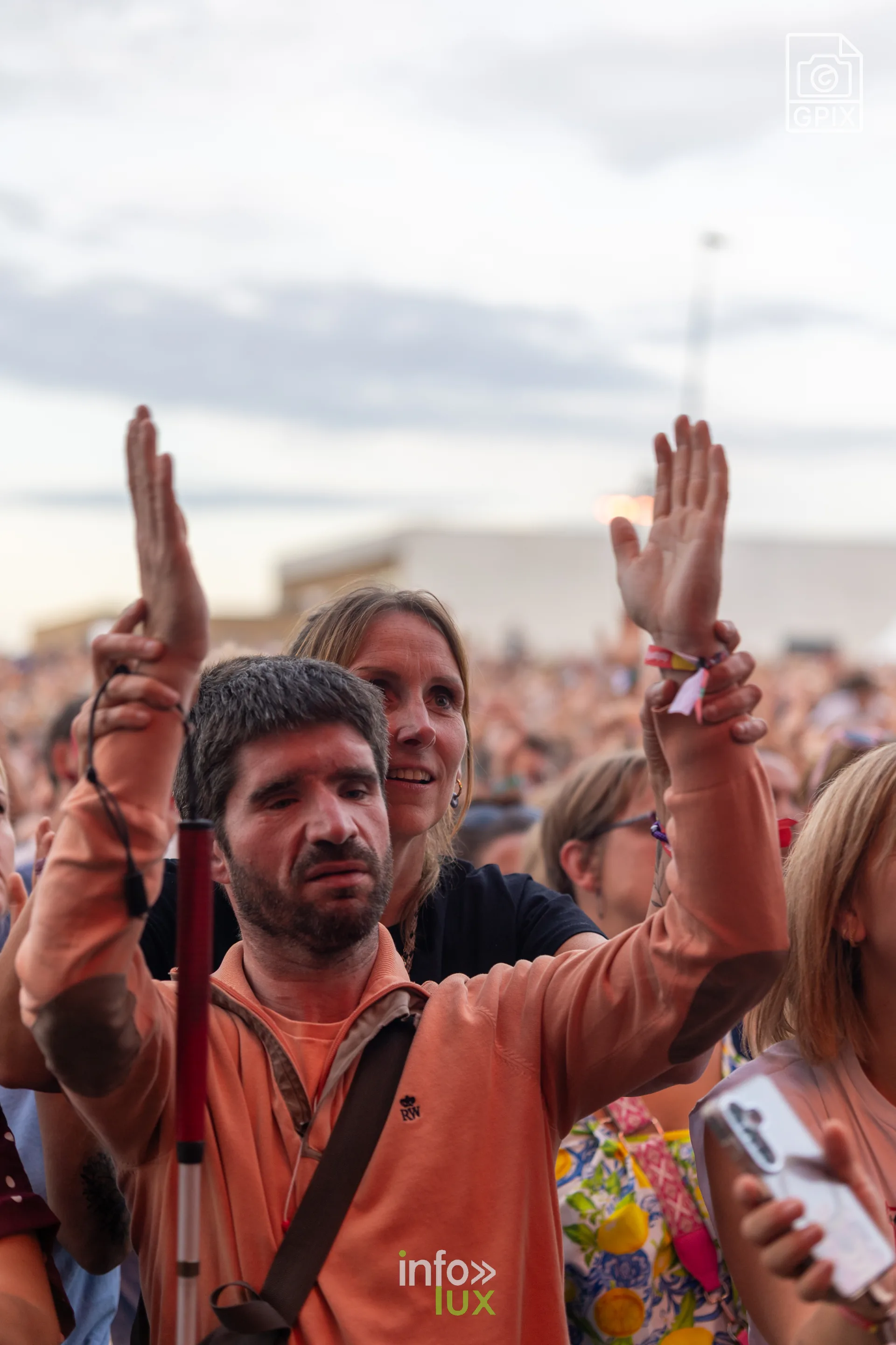 Un couple applaudit dans le public des Solidarités