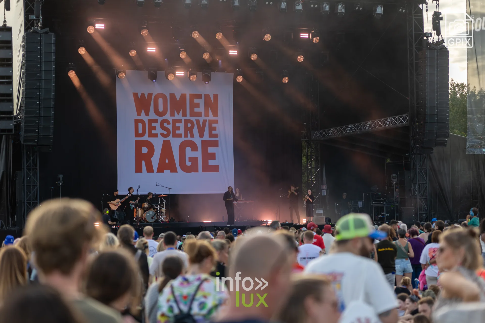 La grande scène sous le visuel « Women Deserve Rage » d'Imany
