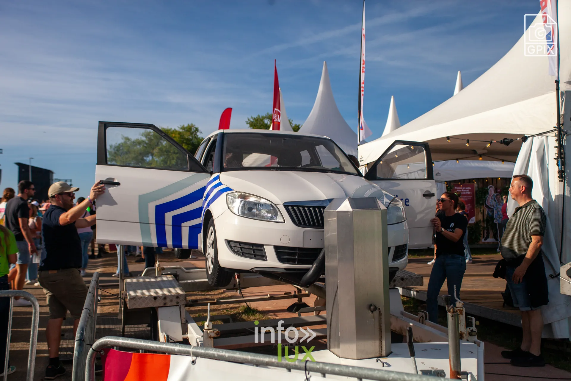Un stand partenaire avec une voiture exposée sur le site du festival